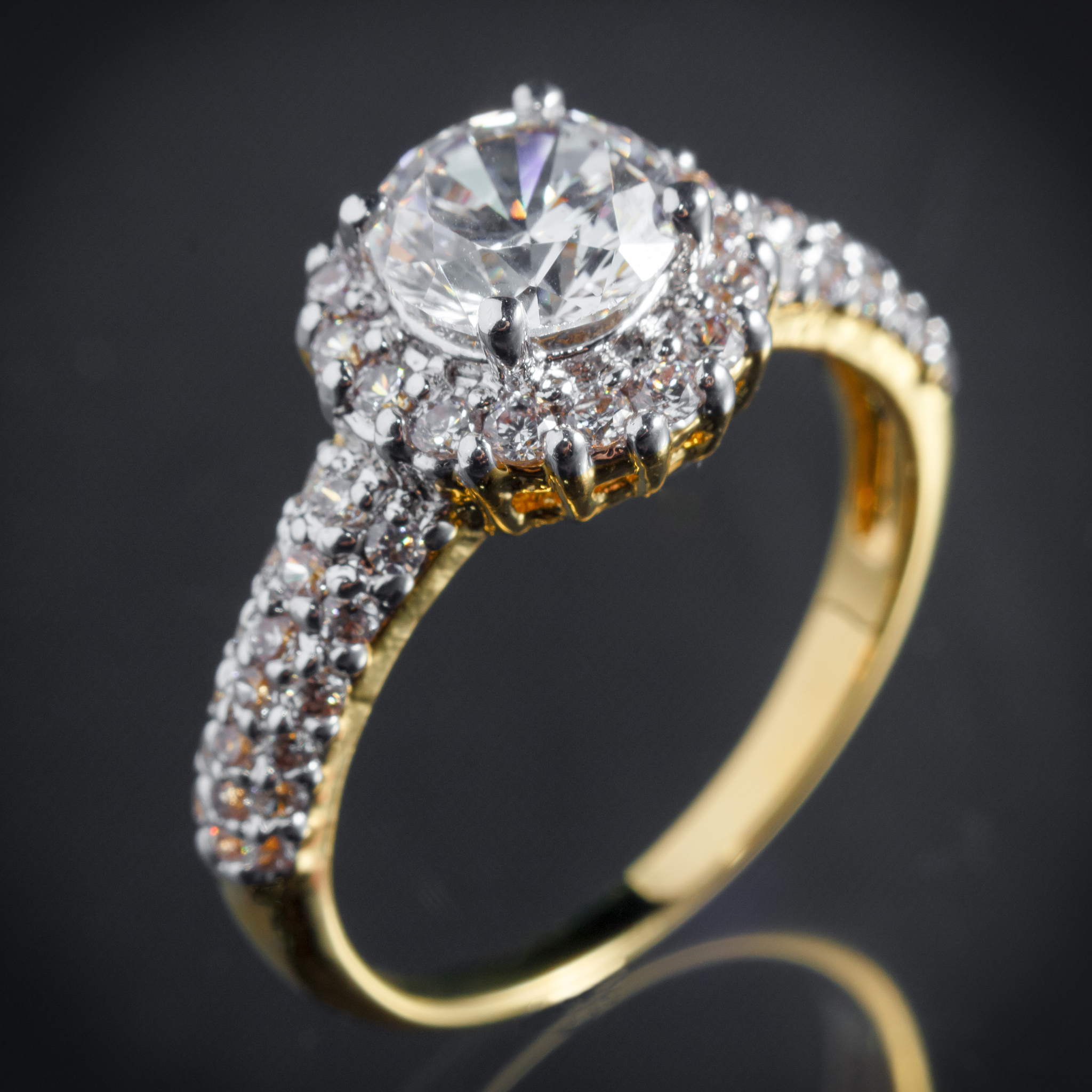 请帮我翻译以下文字：The Cushion Band Open Gold Diamond is an eternal band ring with 200 white diamonds set around open cushion band shapes Special on its own yet perfect to stack up for a bolder lookThe ring is