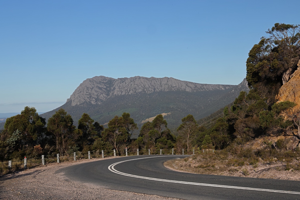 我要做一个PPT帮我生产一点内容- Brief overview of the One Belt One Road Initiative- Introduction to the Brunei Cross-Sea Bridge project