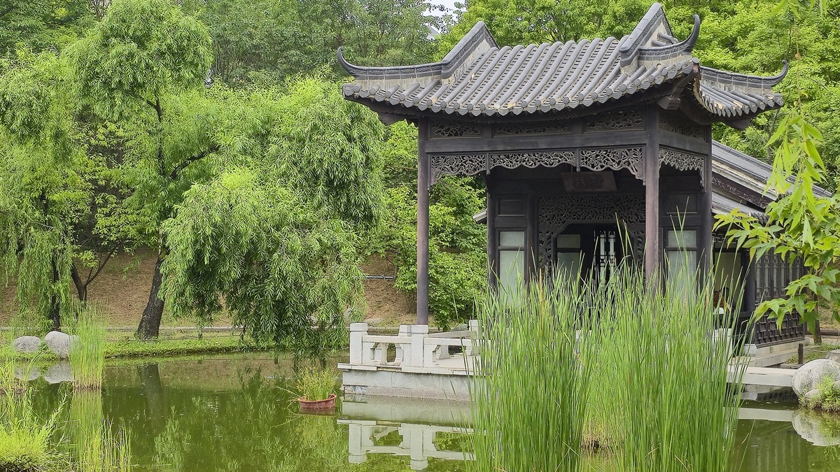 杭州西湖外围景色：茂林古建，春意盎然