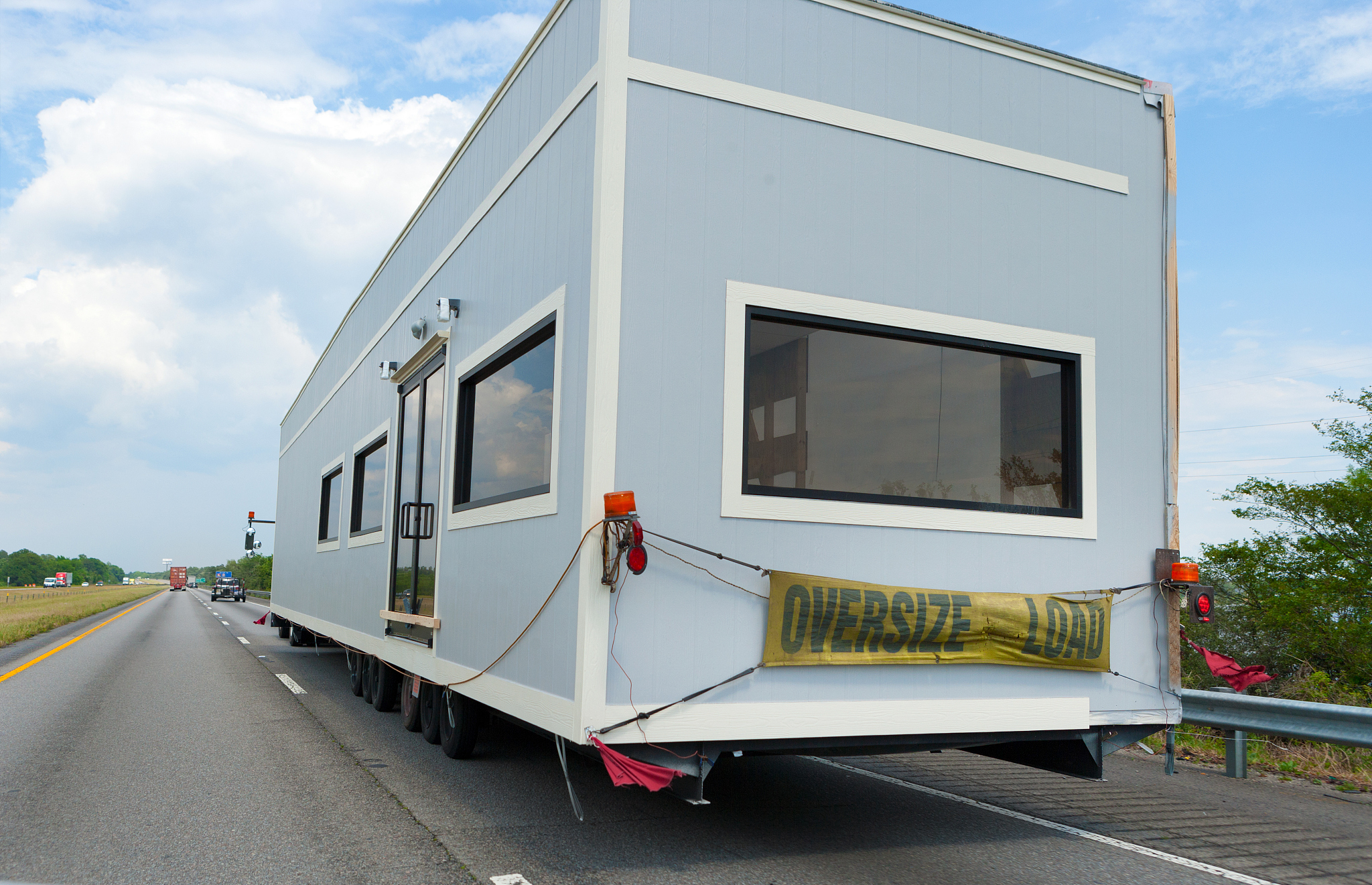 请改写和润色下面的内容拖挂房车的制造与其它车辆的制造类似都属于是生产性质的机械工业。车辆的生产过程一般要经过三个阶段：制造毛坯的阶段、将毛坯进行切削加工或冲压加工的阶段和将零件装配成车体的阶段。拖挂式房车底盘零部件以中薄板下料为主其中薄板冲压加工较多质量要求也较高。冲压加工采用普通的通用设备和因制造手段较落后所生产的专用模具存在多品种小批量产品、备料周期长、成本高等问题。