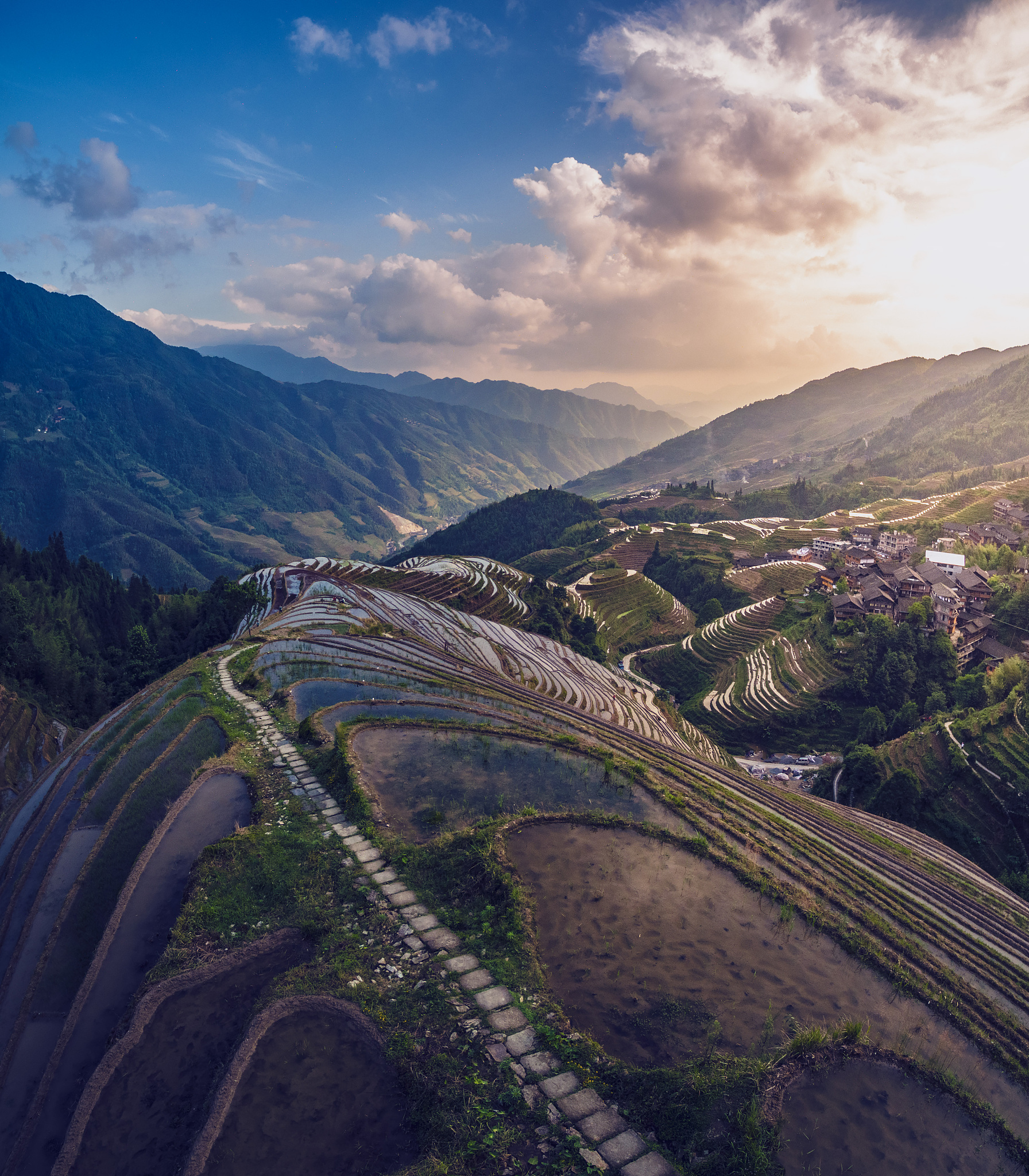 山河村年平均气温1400℃年降水量1000毫米有耕地1503亩林15318亩适宜种植玉米、蚕豆等农作物农民收入主要以种植业为主。
