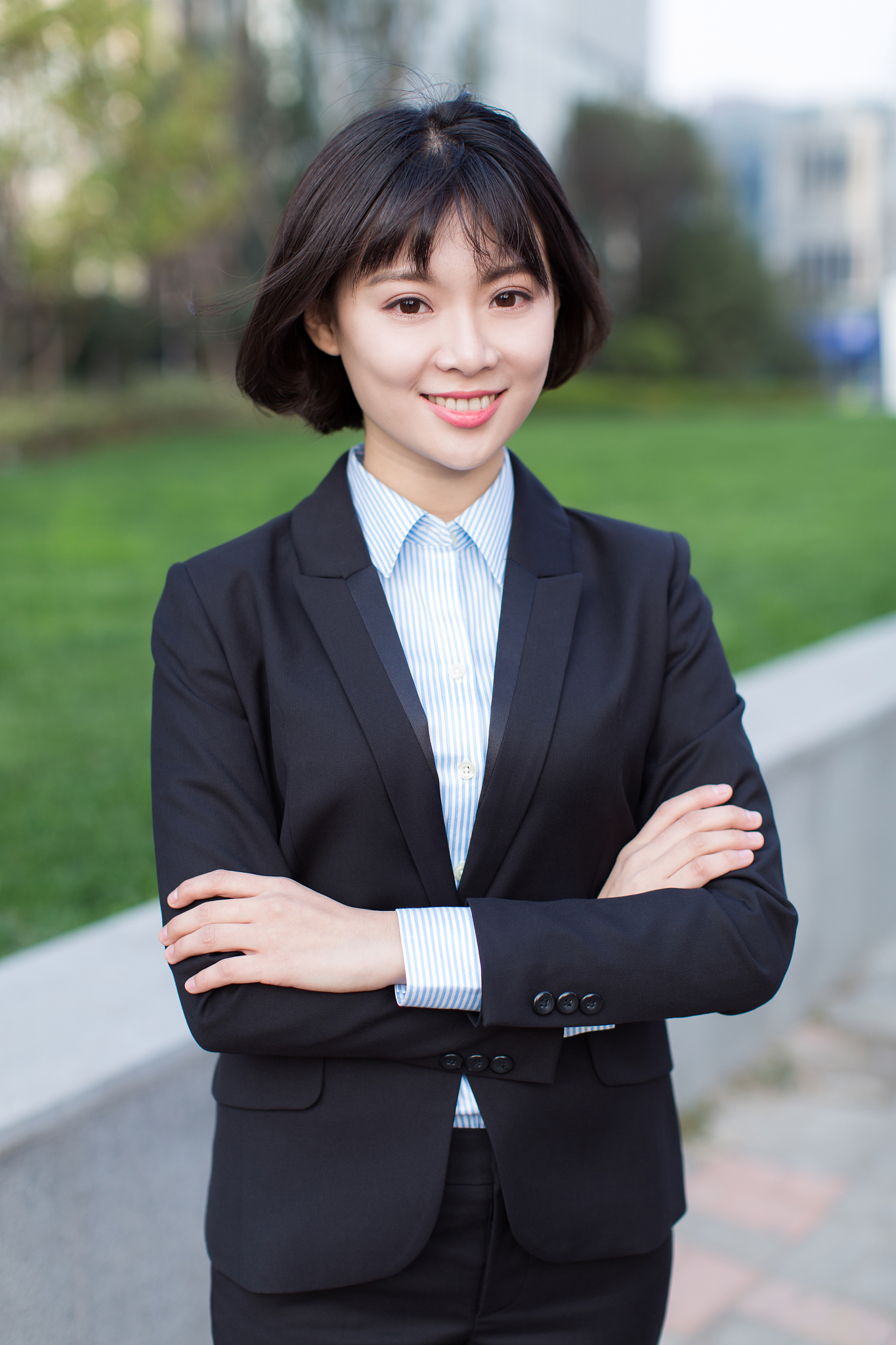 你现在是一个类似鲁迅的作家有着专业的文学素养以及写作功底请用500字夸一下我的朋友曹雪妍女27岁中国银行上班有着远大的理想很漂亮171cm高。