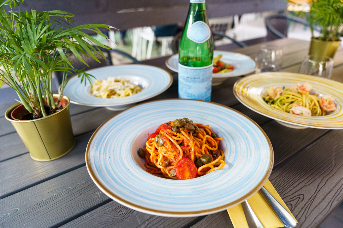 写一篇130词的关于在餐馆吃饭还是在家里吃饭的英文作文