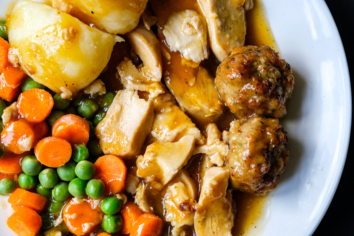 广东经典家常菜：冬菇蒸滑鸡，简单易学，在家就能做！