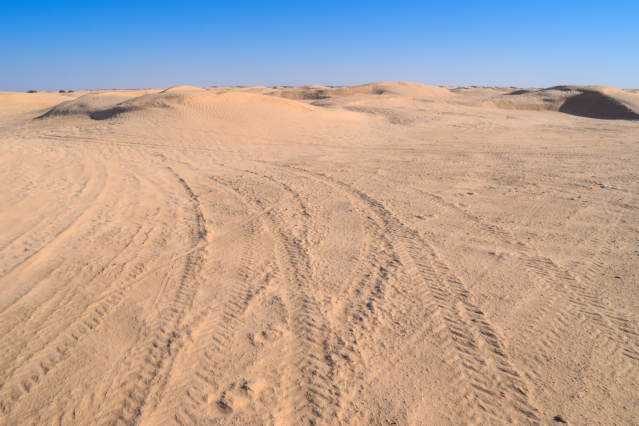 road across sahara desert