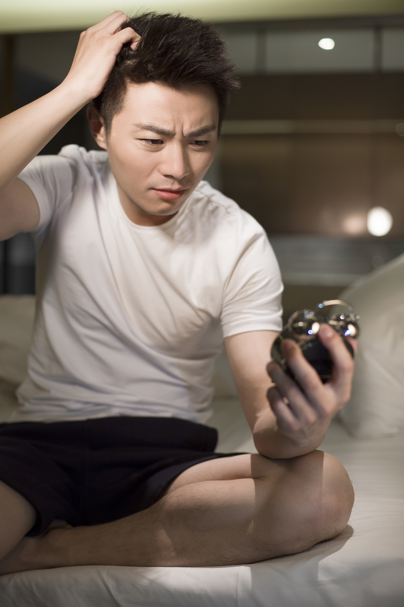 年轻男子深夜失眠