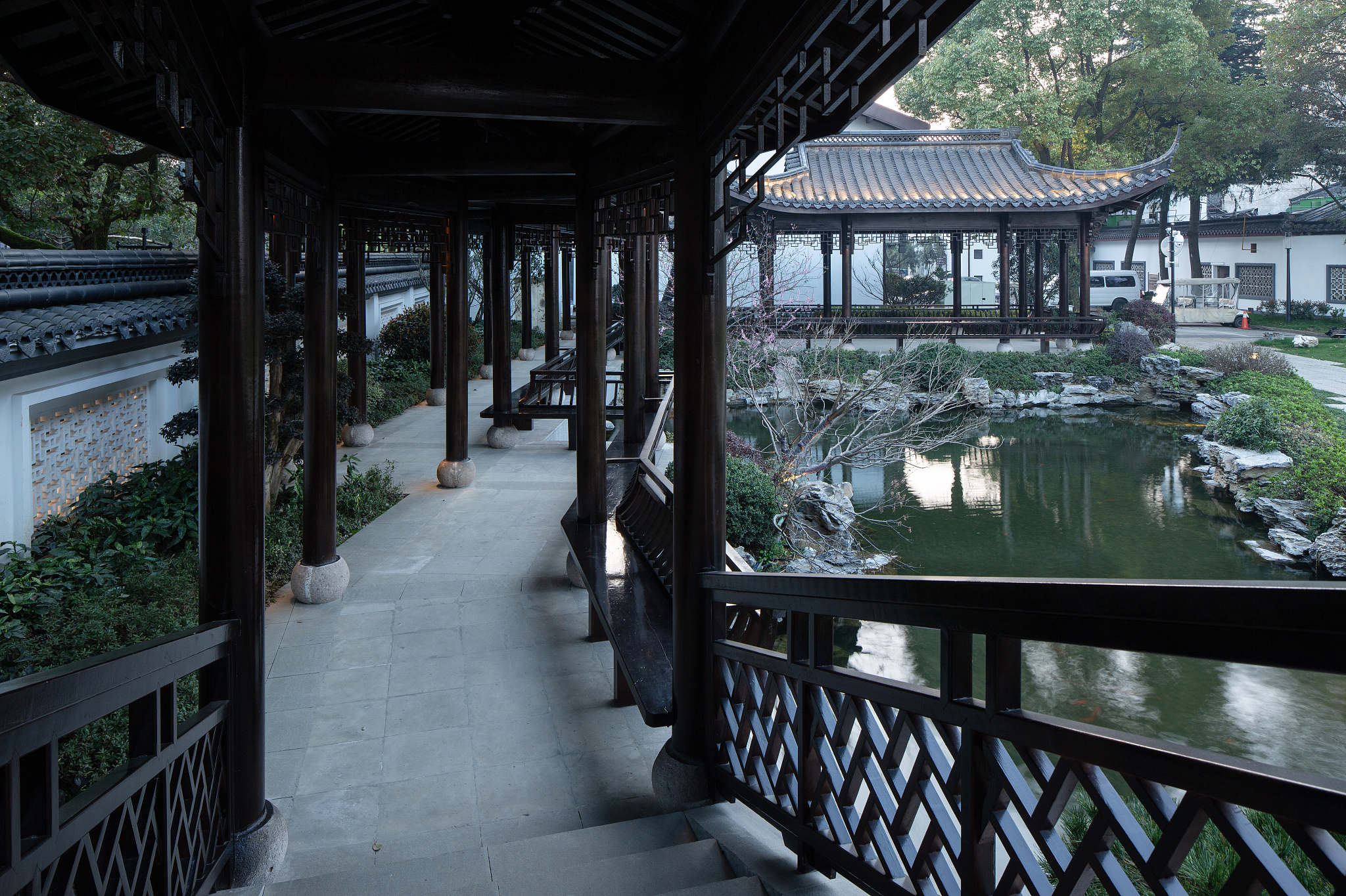 在典雅古韵的庭院生活凉亭下韵味十足