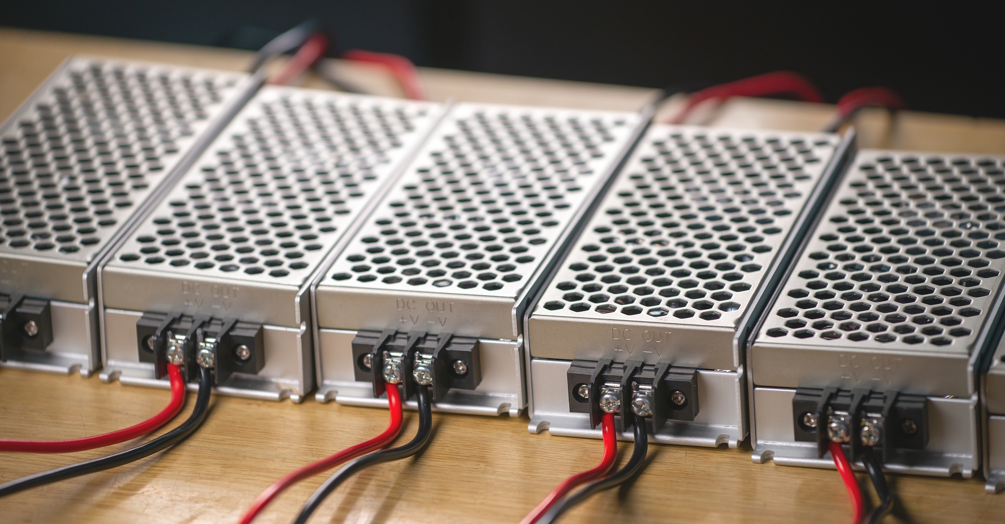 高频小信号放大器 vs 低频电压放大器：区别、应用及原理