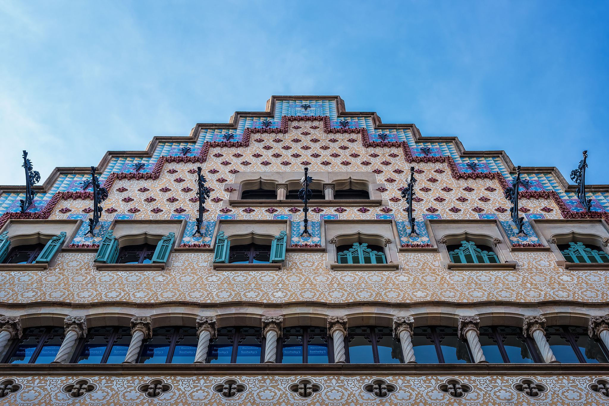 安东尼·高迪：现代主义建筑的先驱和自然主义的倡导者