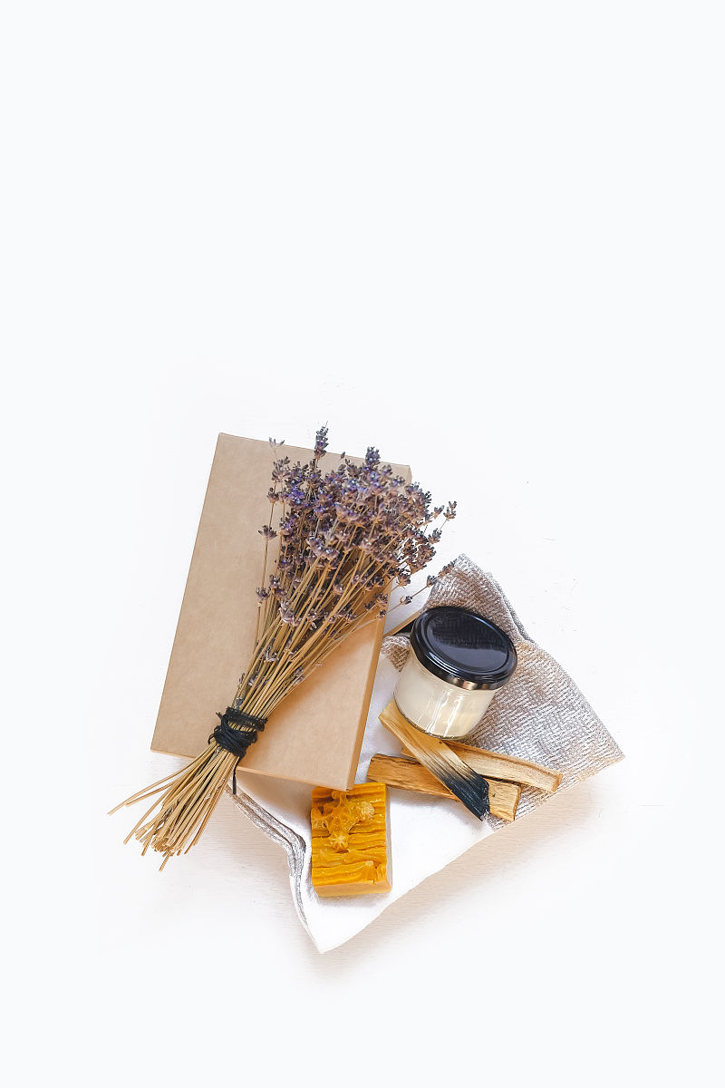 你好我是一名大一的班主任一年工作主要是带领学生了解学校学习、生活。督促学生养成良好的学习习惯帮助学生解决工作中遇到的问题。请工作总结