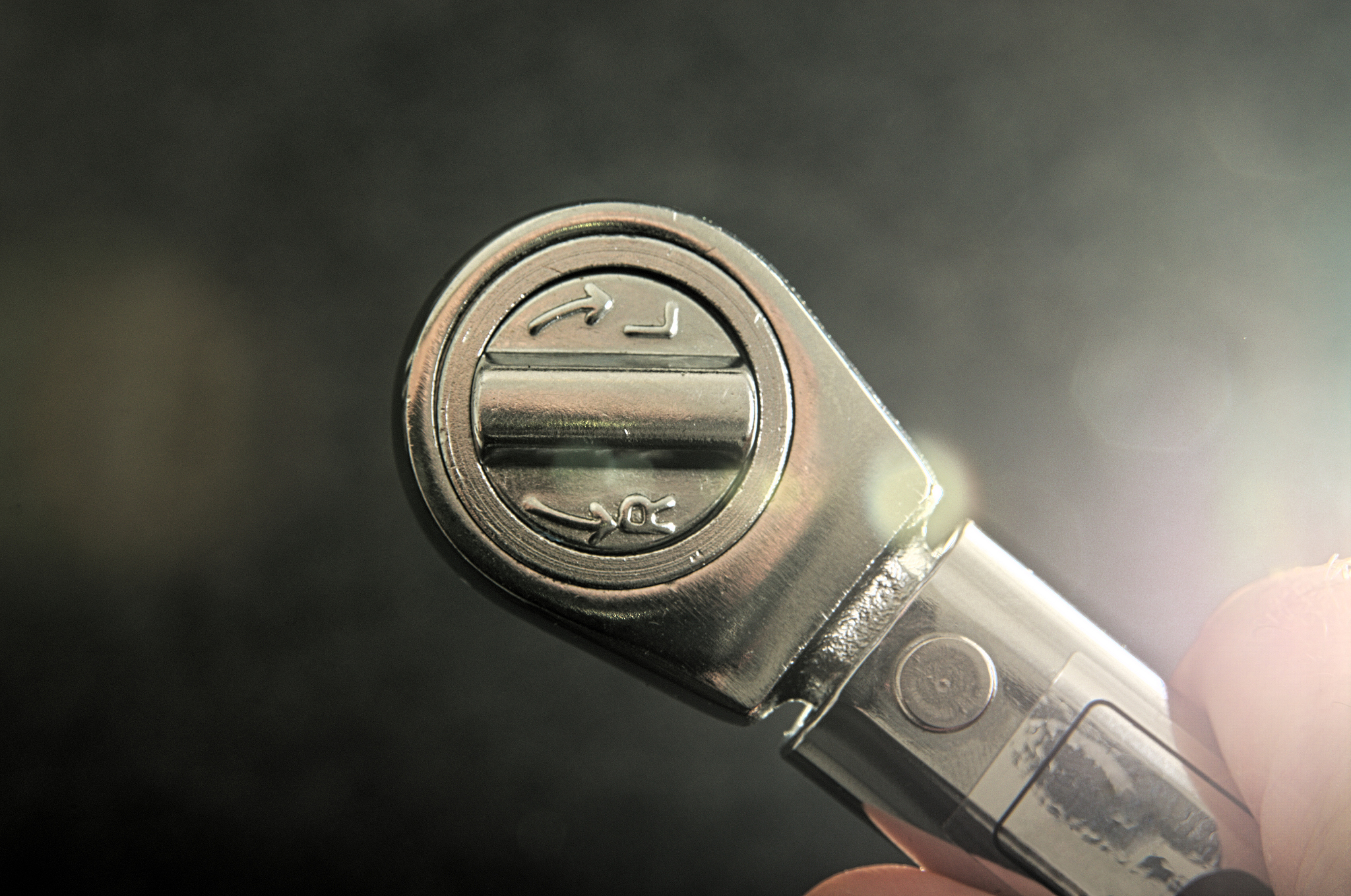 改写：Kerl8等人从实验入手对蝶阀的流场情况进行了研究并攥写了流场分析报告。Sarpkara9对蝶阀的流动特性进行理论研究使得蝶阀的流动状态有了理论依据。Kimura and Tanaka10研究了一些特殊蝶阀的压力损失特性。现如今随着计算机技术的迅速发展软件开发越来越趋于成熟蝶阀的研究获得了新的计算工具计算精度与速度均得到大幅提升。Lin and Schohl11对计算机软件CFD求解蝶阀问题