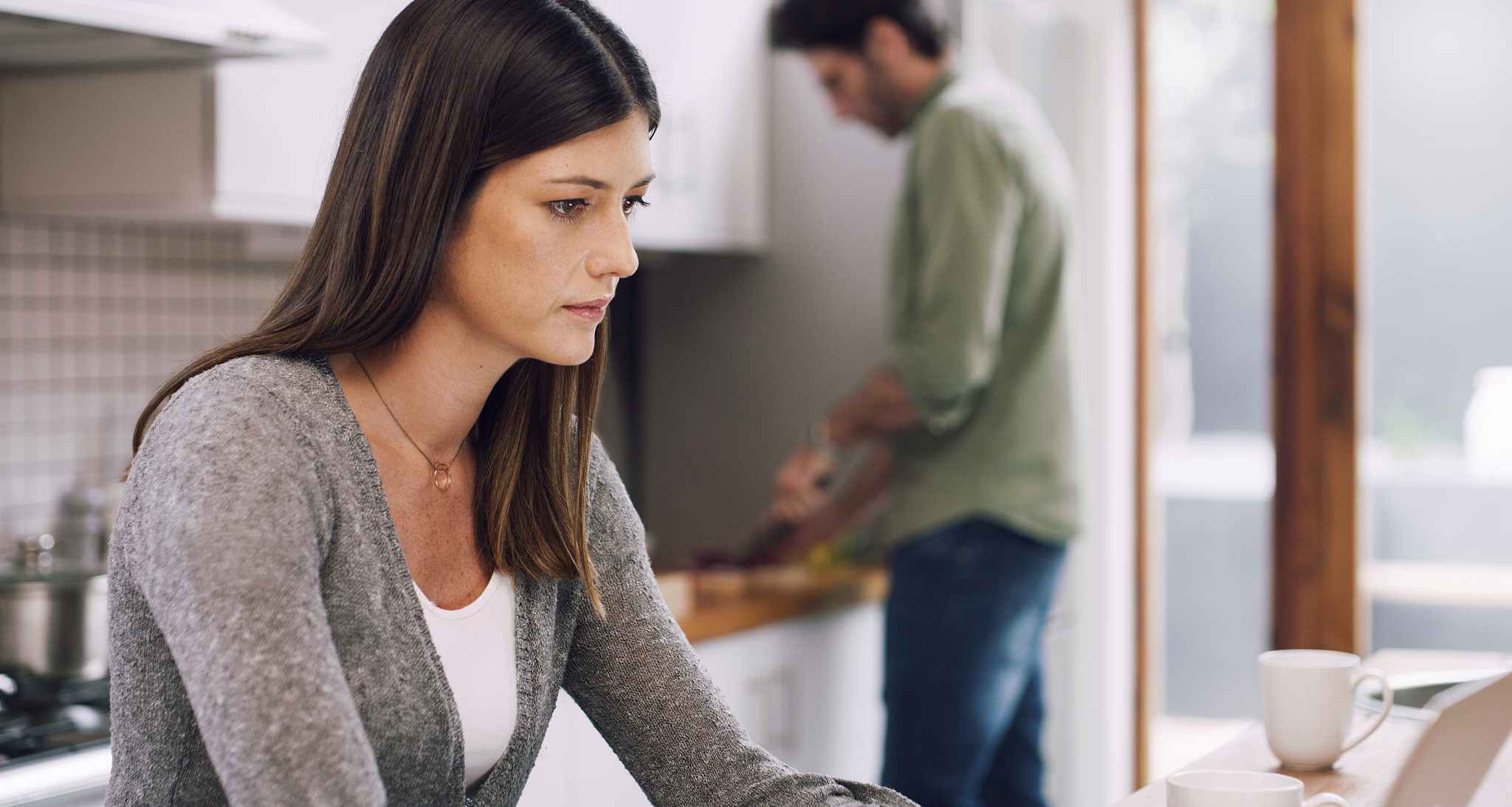 老公外出打工担心他会离开我应该怎么办呢？