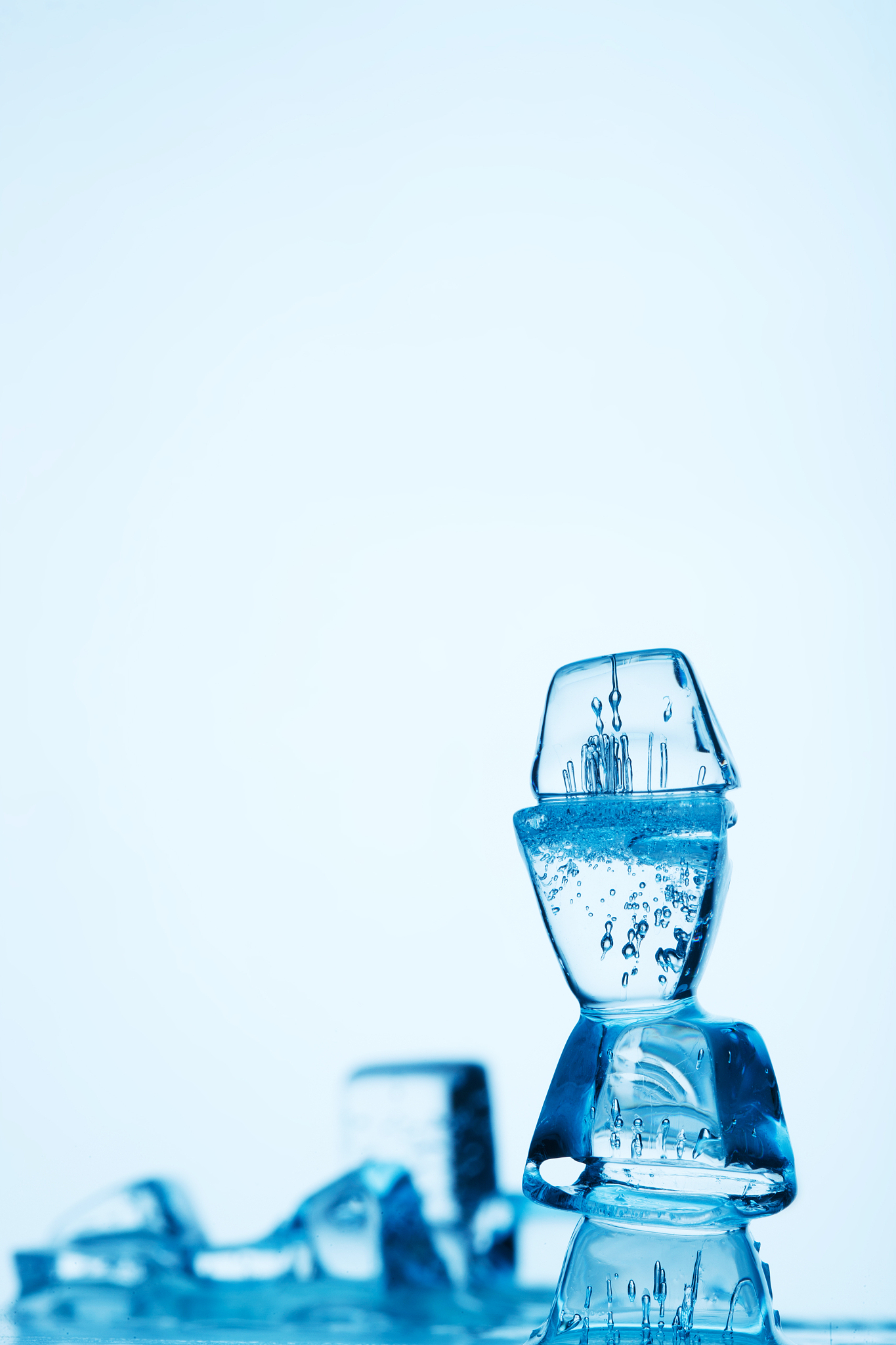 一块冰浮在盐水中冰融化后其液体将上升还是降低还是不变还是无法判断为什么涉及到密度该题目有物理公式吗