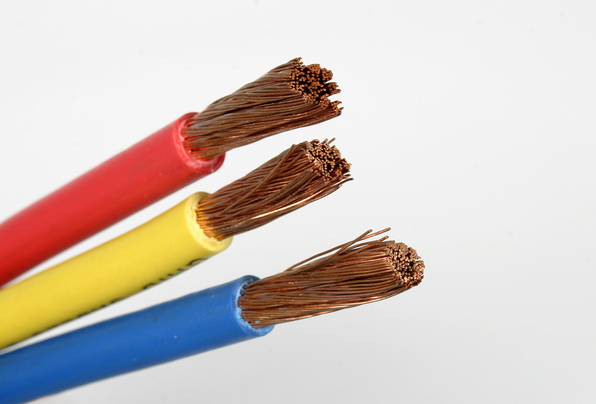 能隙与禁闭能隙：定义、区别、产生条件及典型材料