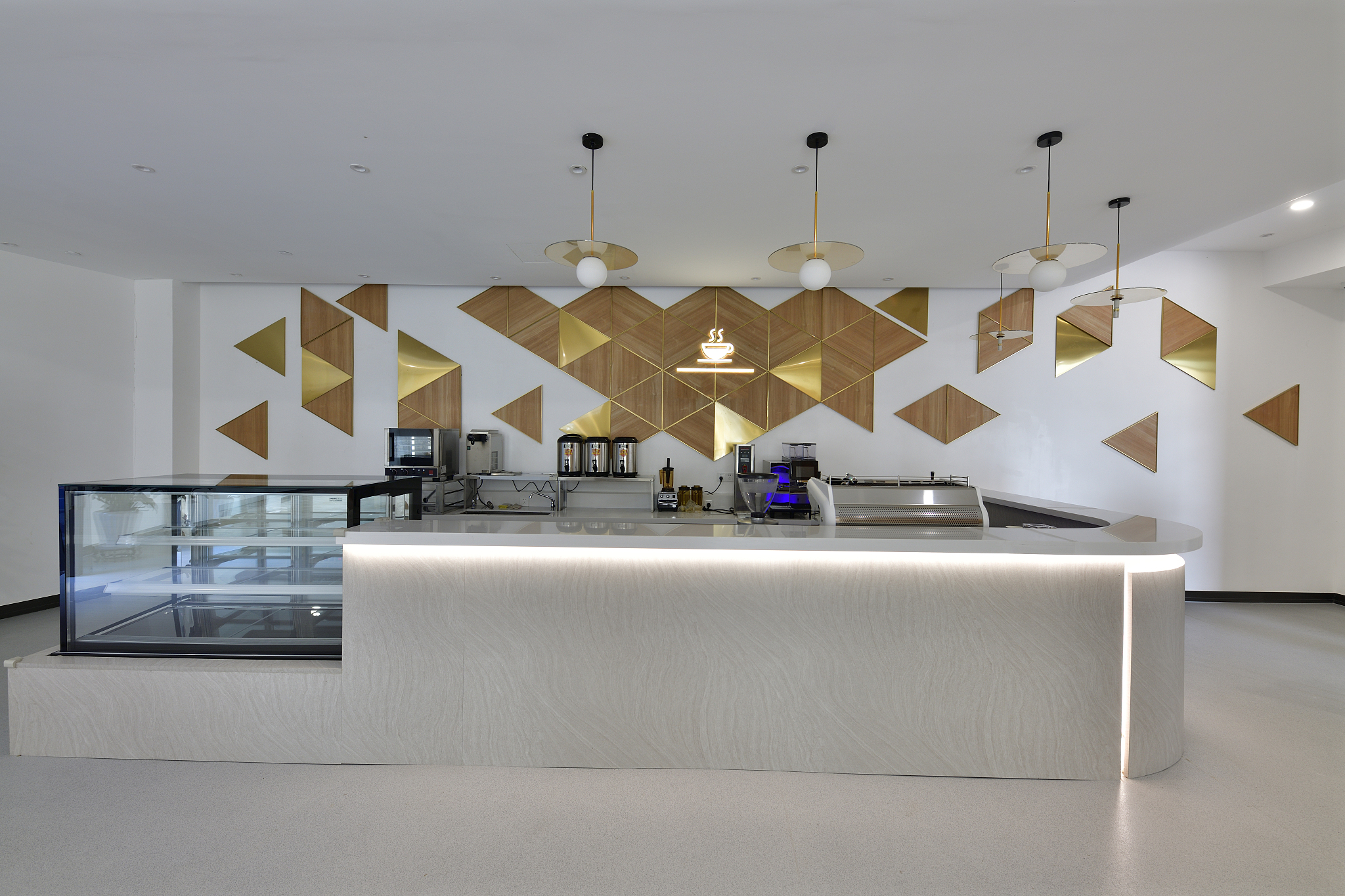 水吧灯光下的舒适与惬意：感受生活的美好