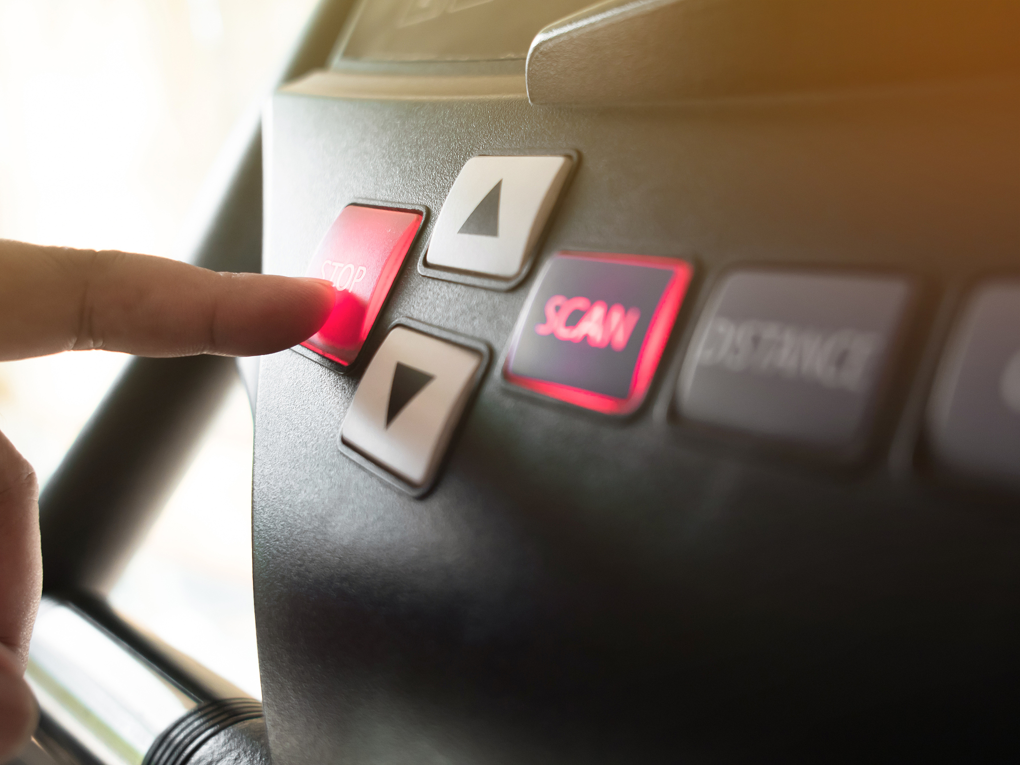 车门关闭声音大的原因解析