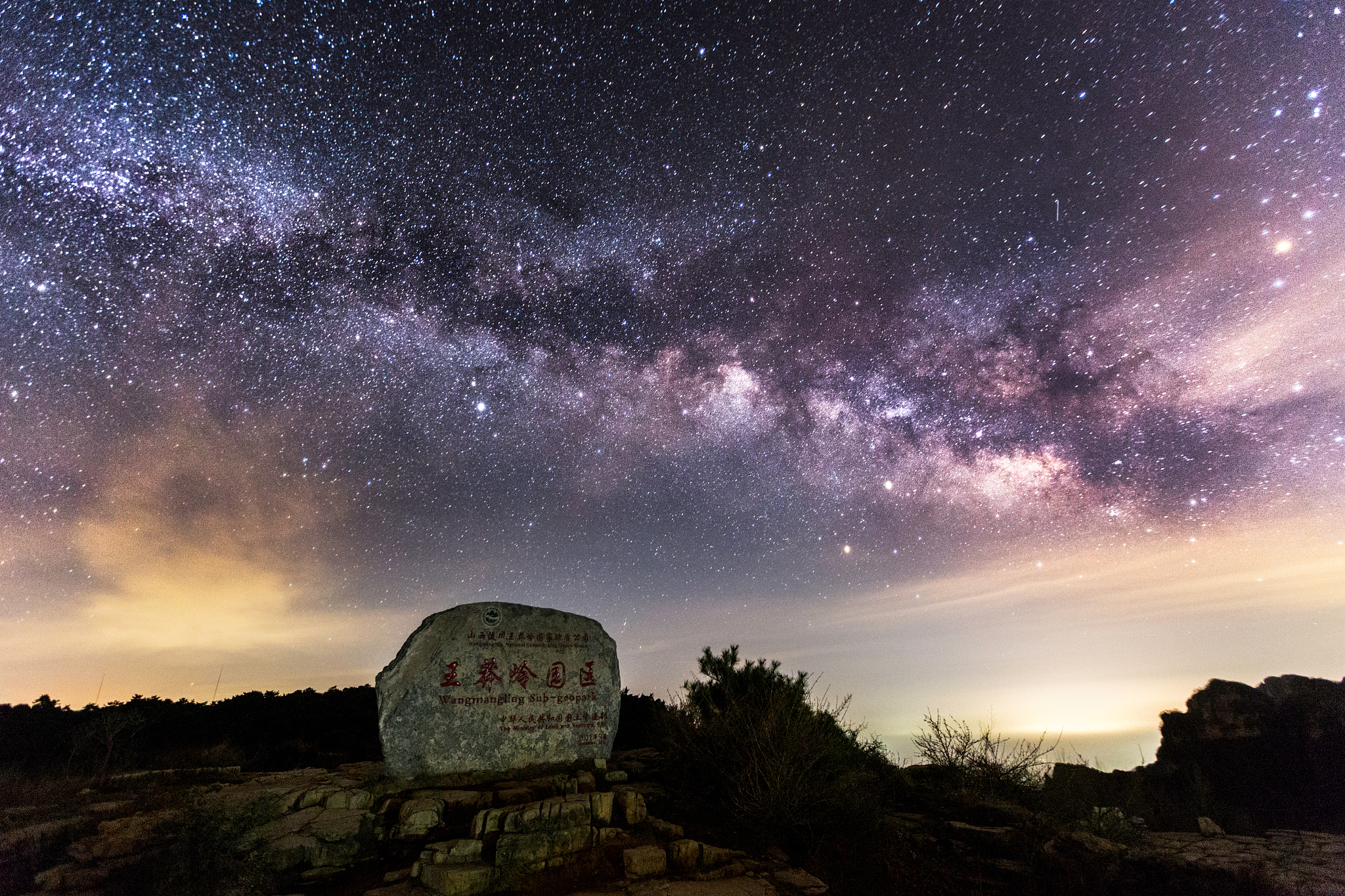 台湾有很多适合观星的地方以下是一些推荐地点：1 阿里山Alishan - 阿里山国家风景区位于台湾嘉义县海拔约2200米空气清新、光害较低是台湾著名的观星胜地。2 合欢山Hehuan Mountain - 合欢山位于台湾中部是中央山脉的一部分这里海拔较高夜间空气非常清澈适合观星和拍摄星空。3 鹅銮鼻公园Eluanbi Park - 鹅銮鼻公园位于台湾屏东县恒春半岛南端其地形独特光害较低环境宜人适合