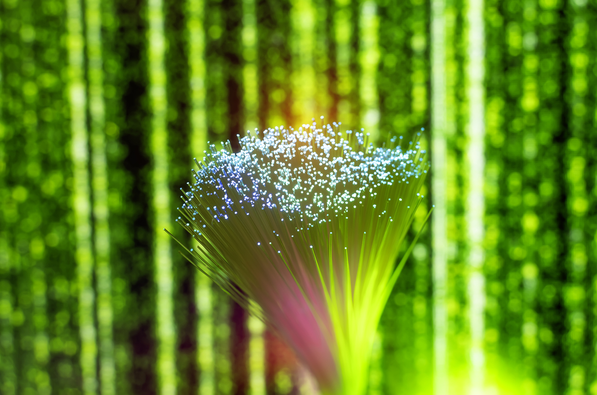 光纤通信和无线通信有什么区别光纤通信和无线通信的主要区别在于传输介质。光纤通信使用光纤作为传输介质将数据以光的形式通过光纤传输。光纤通信具有高速、可靠、抗干扰等优点适用于长距离传输和大带宽应用如电话网传输、视频传输、数据中心互联等。光纤通信需要布设光缆建设成本较高但是具有长期稳定性和低维护成本。无线通信则使用无线电波作为传输介质将数据以无线电波的形式通过空气传输。无线通信具有灵活、便捷、移动性强等