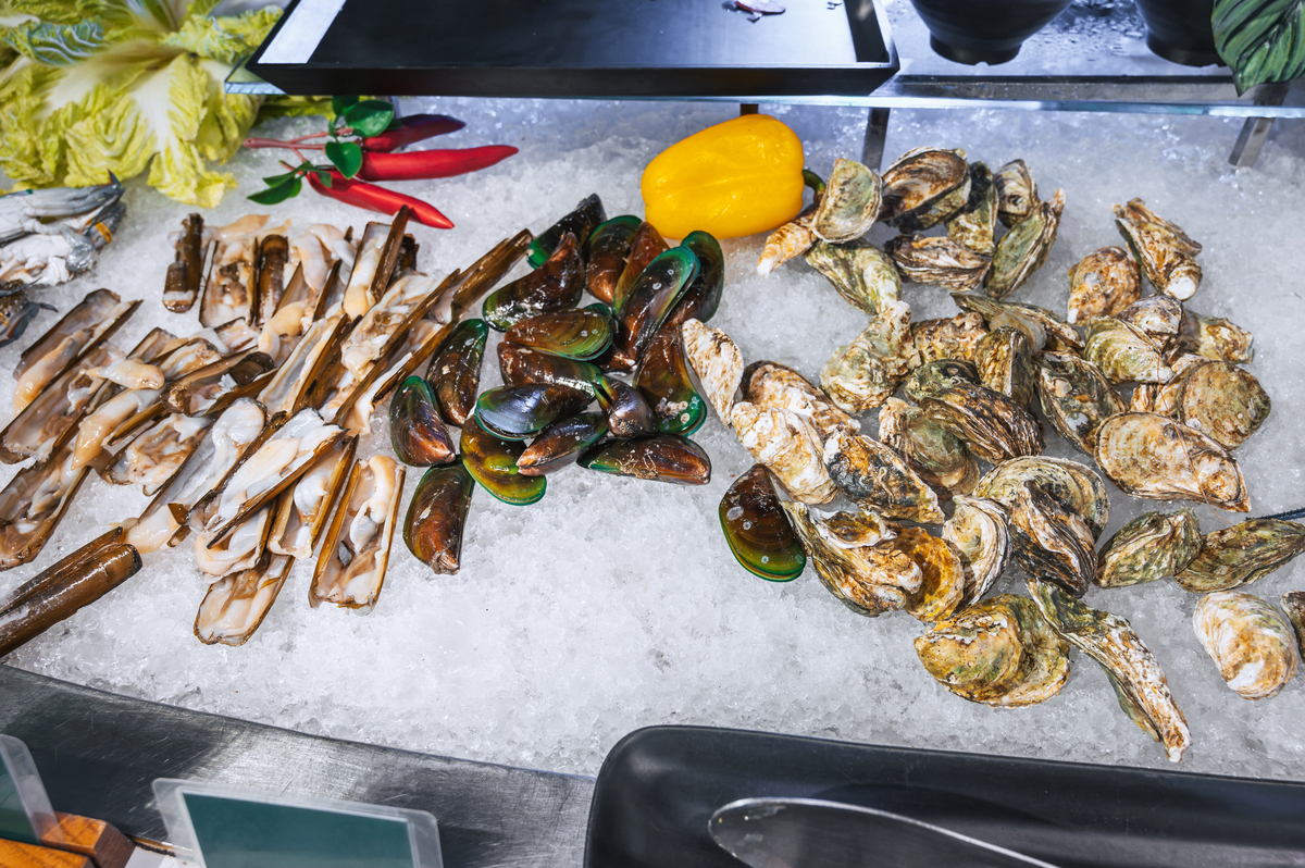 警惕！地摊铁板海鲜的“美丽陷阱”：火碱泡发、甲醛防腐，吃出健康风险