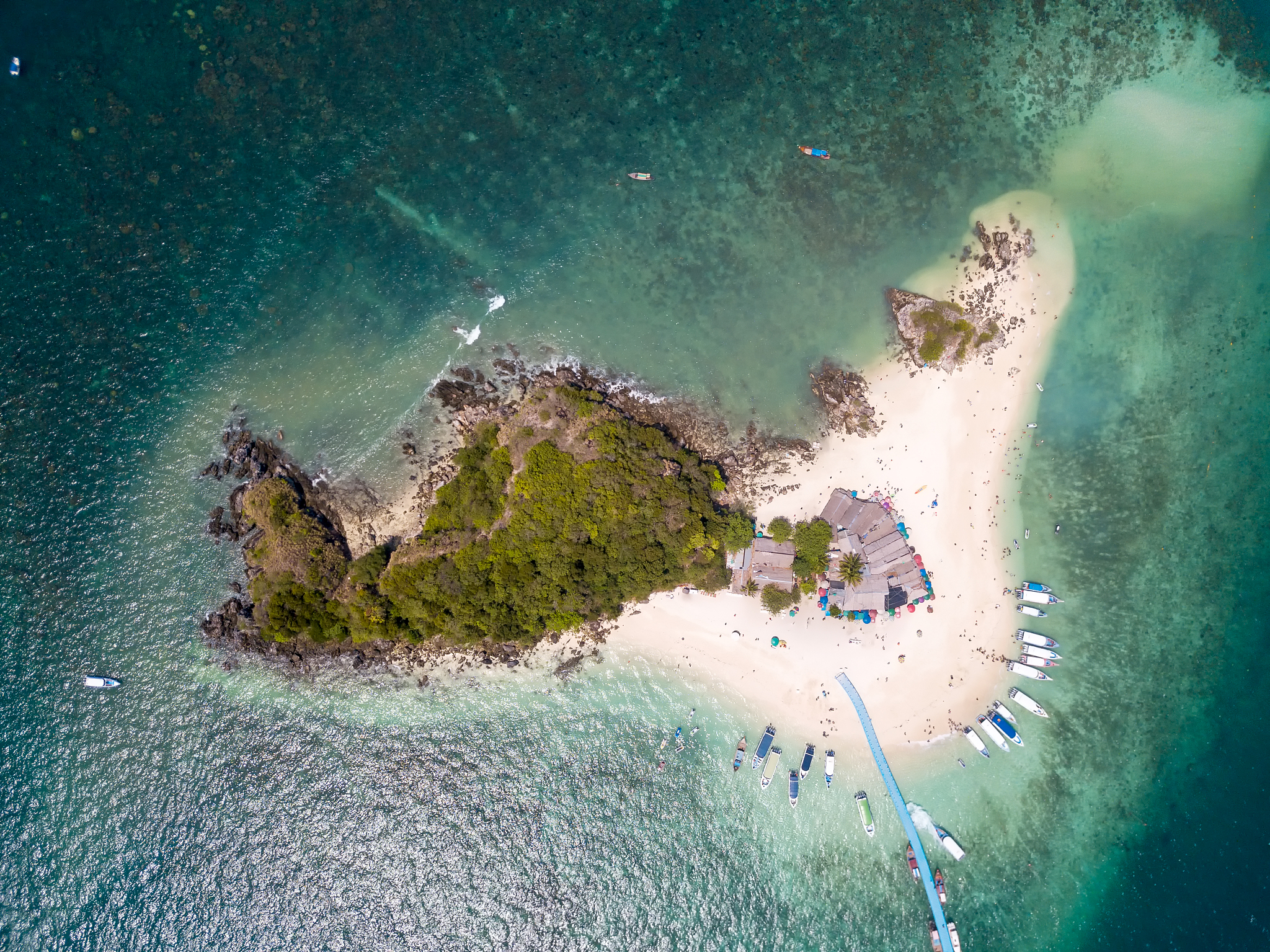 现在你是国家资深政策顾问也是海域海岛开发、生态保护和测绘地理信息专家请论述一下海岛测量和实景三维数据的重要性