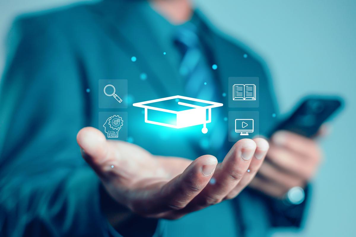 请帮我从教育领域数字化转型助力人才培养高质量发展中发布的政策支持和高校的详细措施。