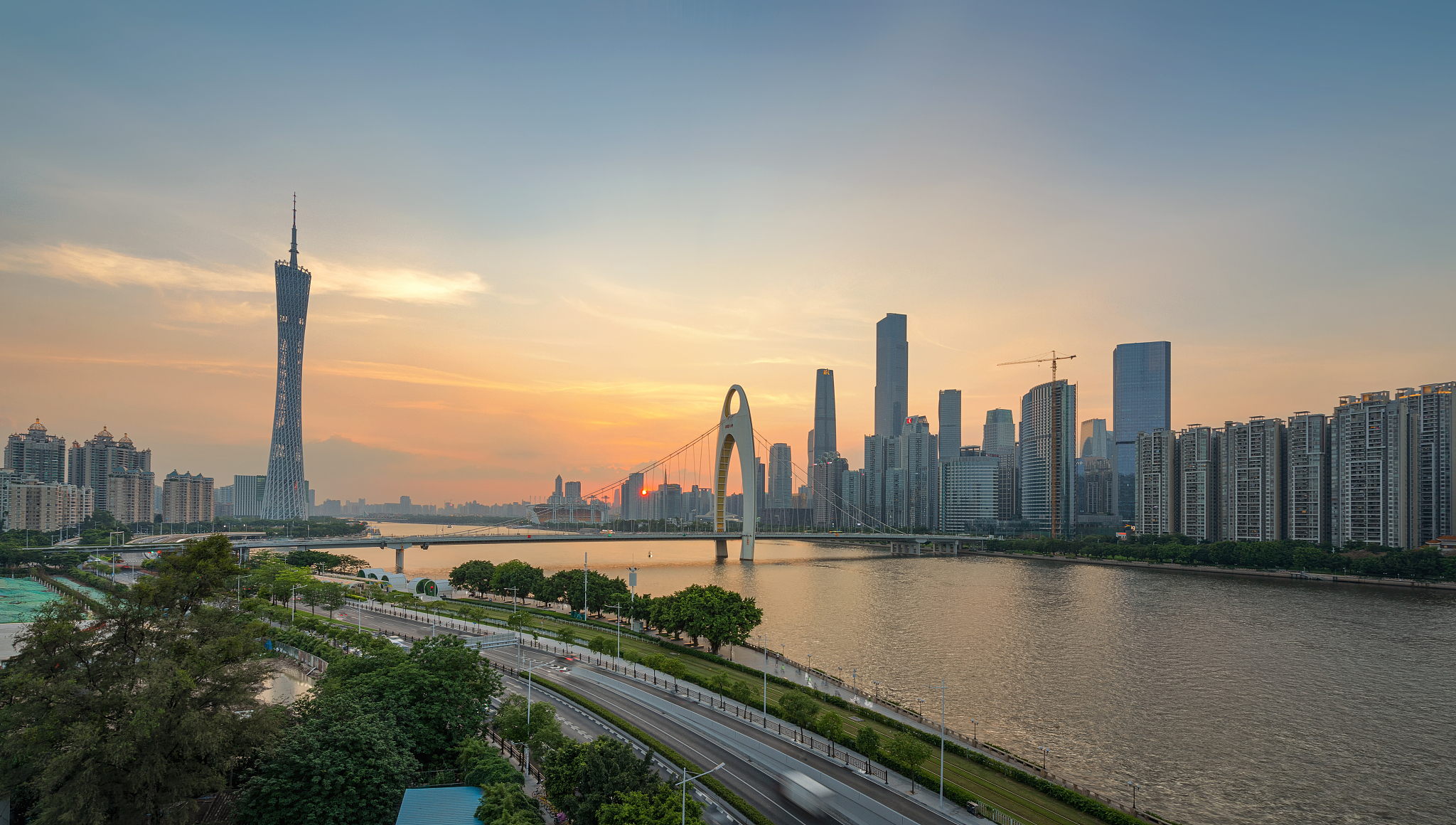 黄昏广州城市天际线摩天大楼建筑都市风光经济商务金融区