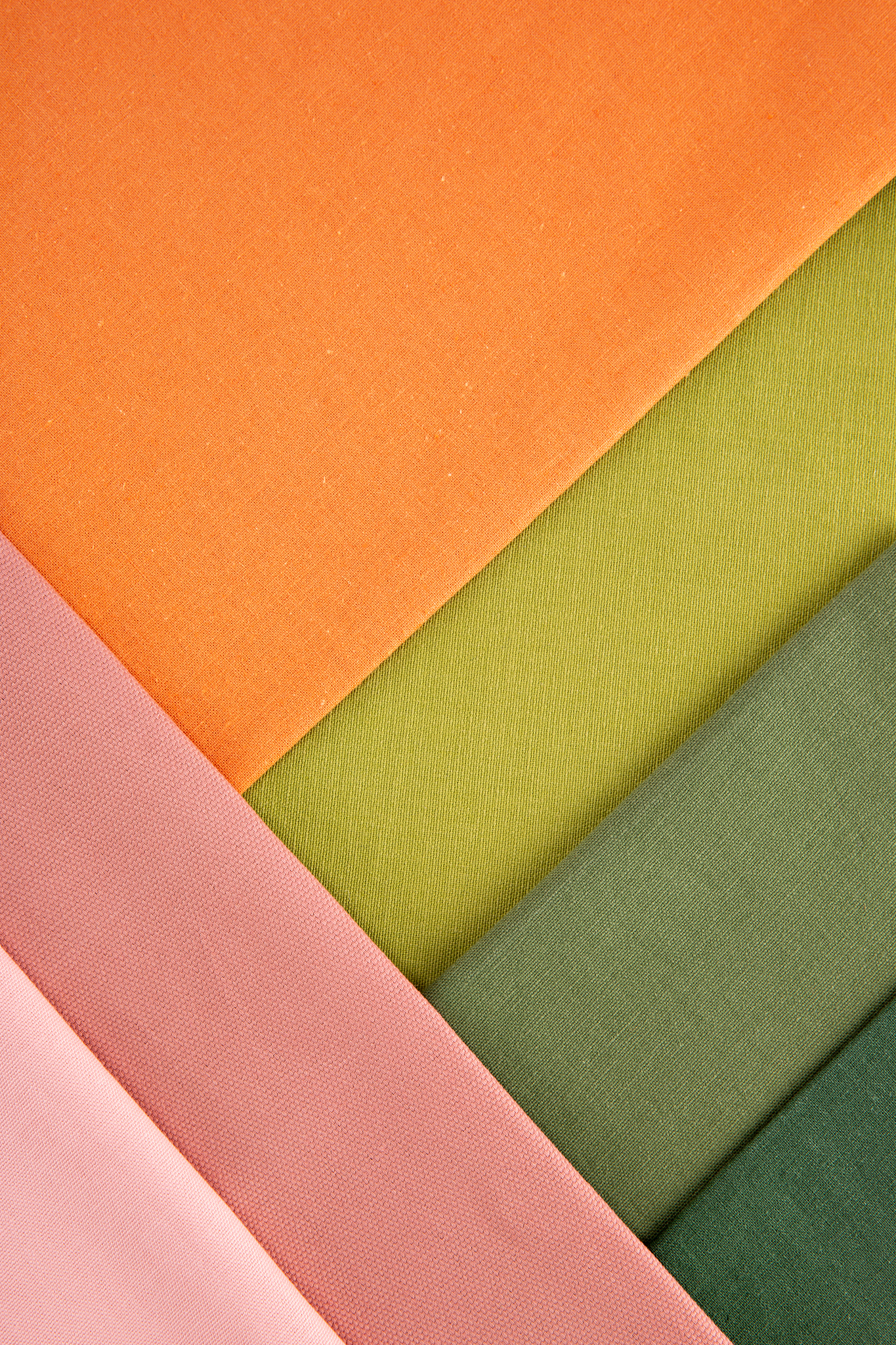 翻译： a Colorful ACEL fabric weaved with long ﬂexible ACEL ﬁbers b Schematic model of different view angles around the colorful ﬁber-bundle comprising parallel stacked three ACEL ﬁbers c CIE chromaticit
