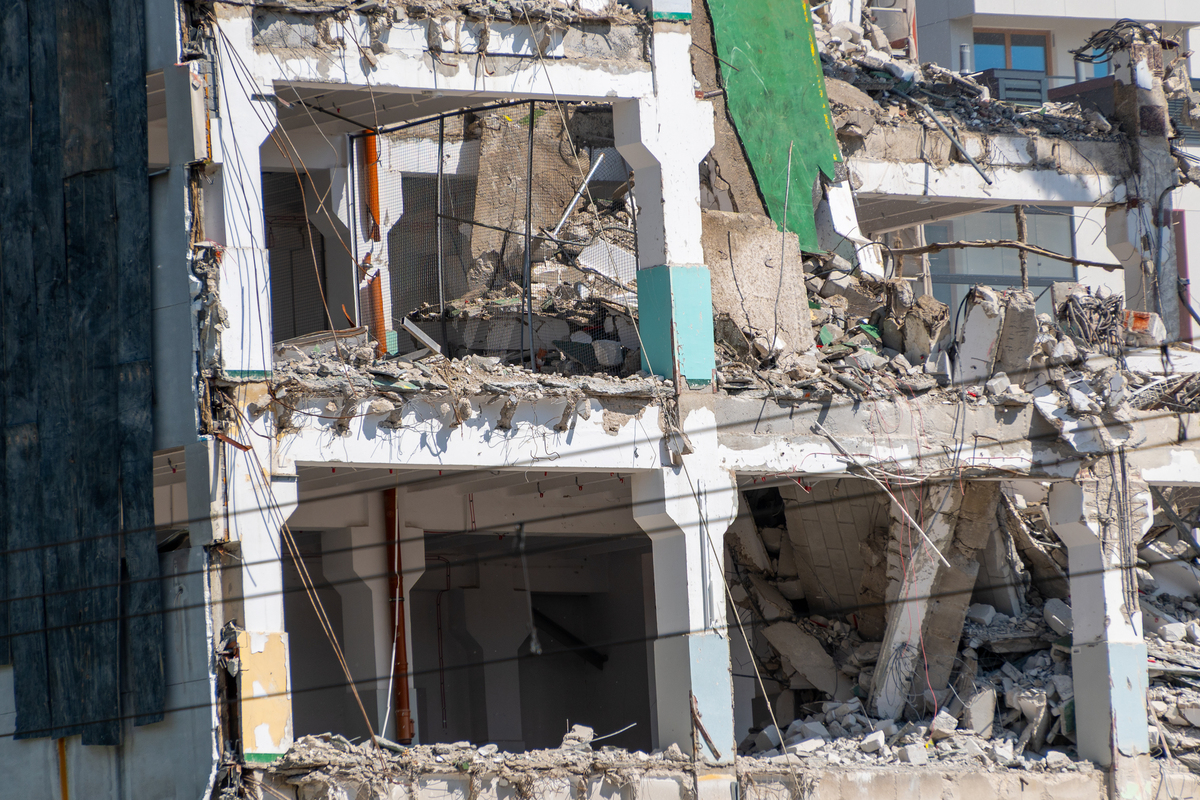 上海闵行区莲花南路楼房倒塌事故：土力学原因分析