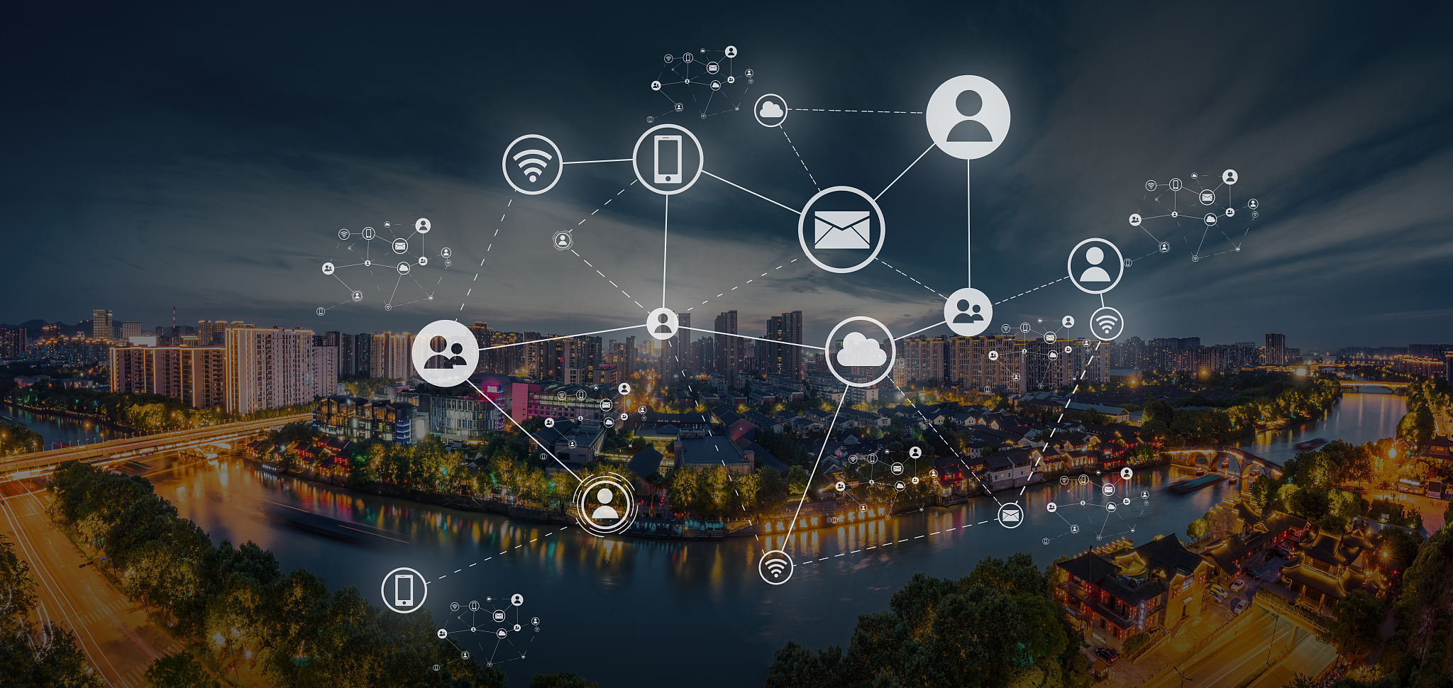 下列两题任选一题通过小题材展现大主	题写出新闻性和时代感。本题50分1我的 XX父亲、母亲、爷爷、奶奶……800