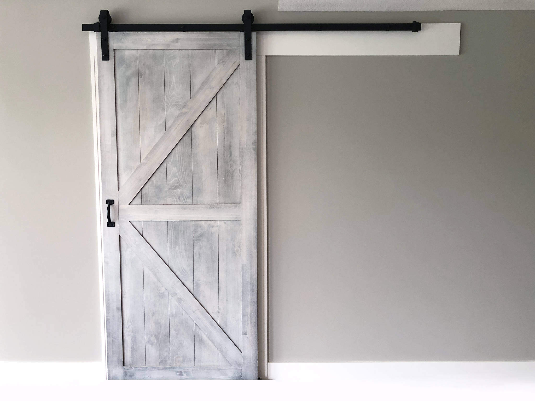 请写出轻型闭门器在亚马逊网站上的五个卖点包含的特点有：采用不锈钢和锌合金制成配有臂杆底座可减少噪音臂杆相较于其他同类产品加粗了臂杆末端的滚轮为尼龙材质丝滑流畅可适用于防盗门塑钢门室内木门铝合金门花园木门等多种门能够承受的门重为20-40kg门宽最大为1米。要求每个卖点200-300字。