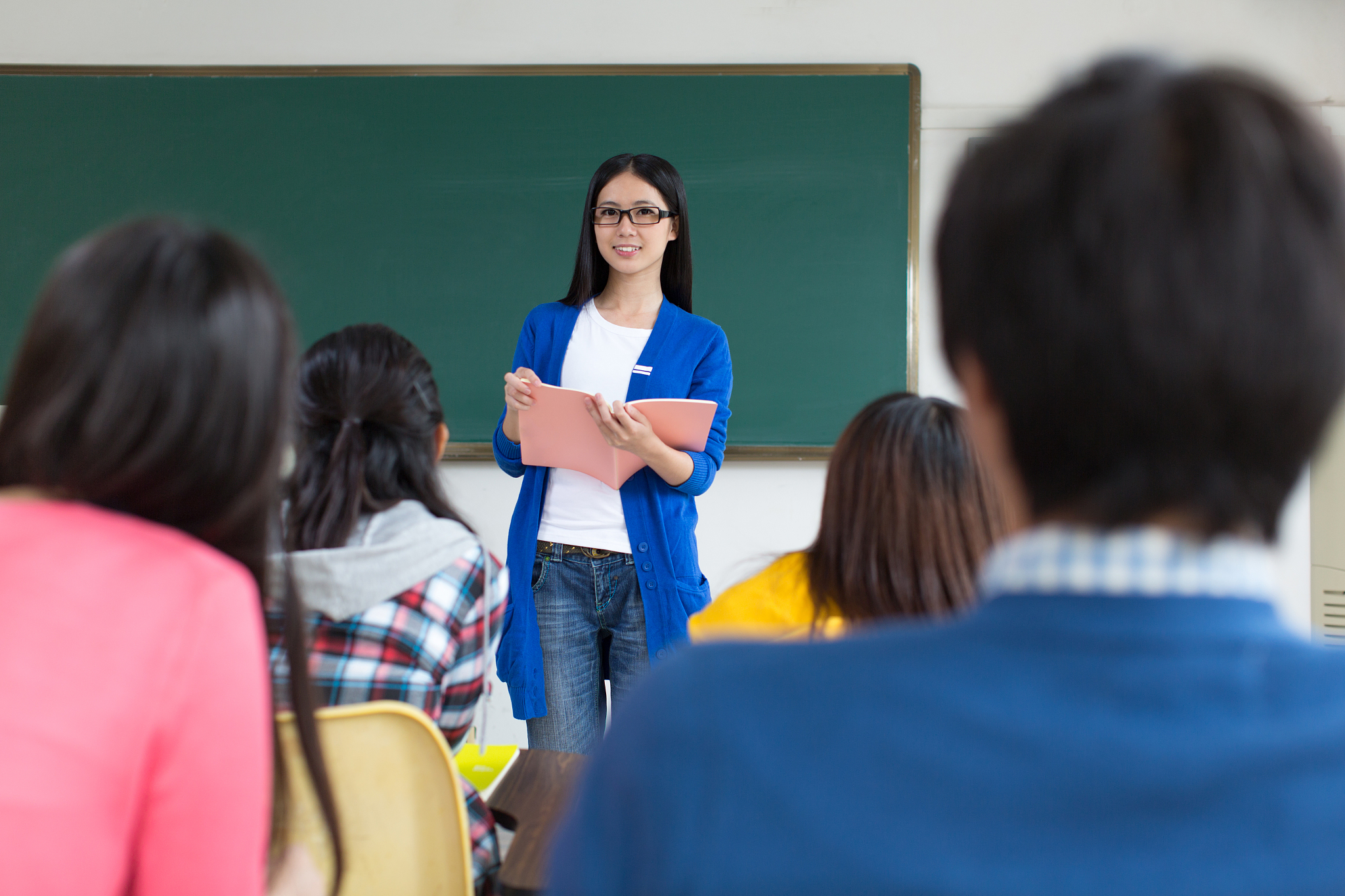 大学班主任和我进行交流 以对话形式对学业和生活展开