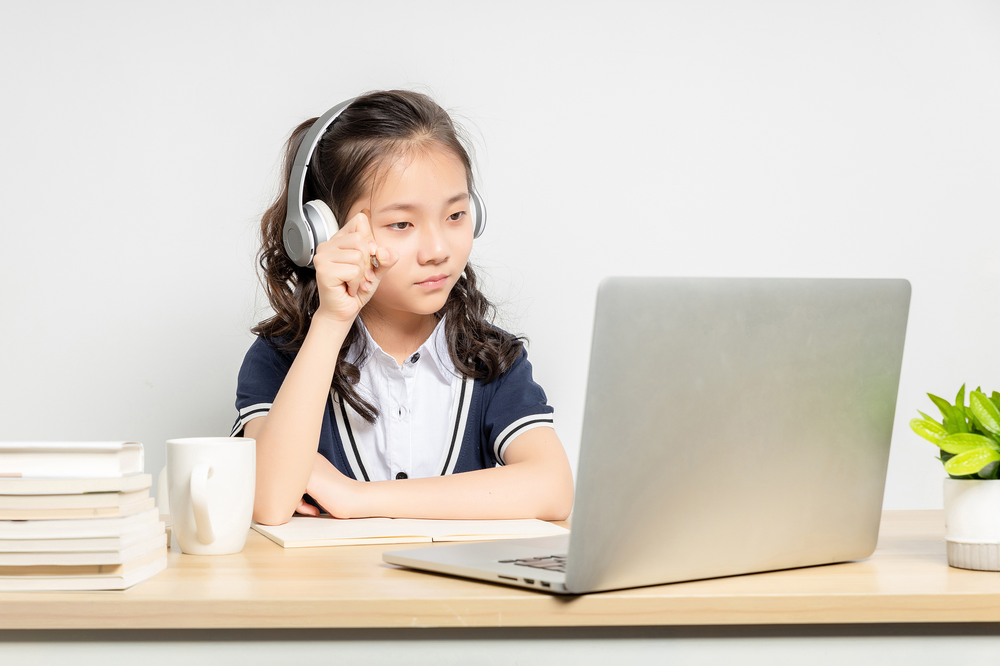 正在上网课的亚洲小学女生