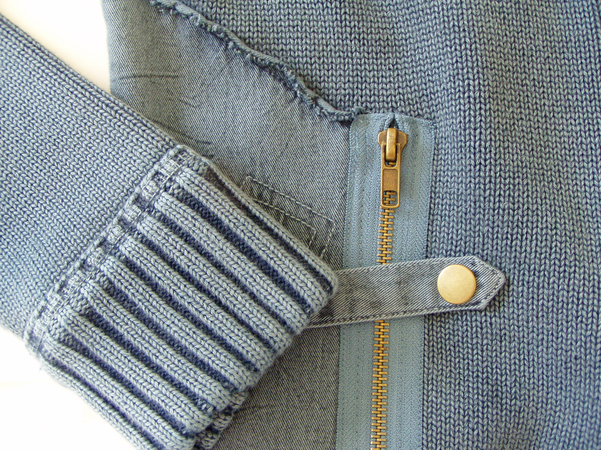 裤子的条带出来了如果裤子的条带也称为腰带出来了可以按照以下步骤处理：1 将裤子脱下来把条带重新穿回裤子的腰部。2 如果条带已经损坏或无法重新穿回去可以考虑用别的方式固定腰部。例如可以用别针或缝纫机固定裤子的腰部。3 如果您不想修补裤子也可以考虑将裤子送到专业的裁缝店进行修补。在未来为了避免裤子的条带再次出现问题您可以注意以下几点：- 避免拉扯裤子的腰部。- 确保条带与裤子的相互搭配合适。- 定期检