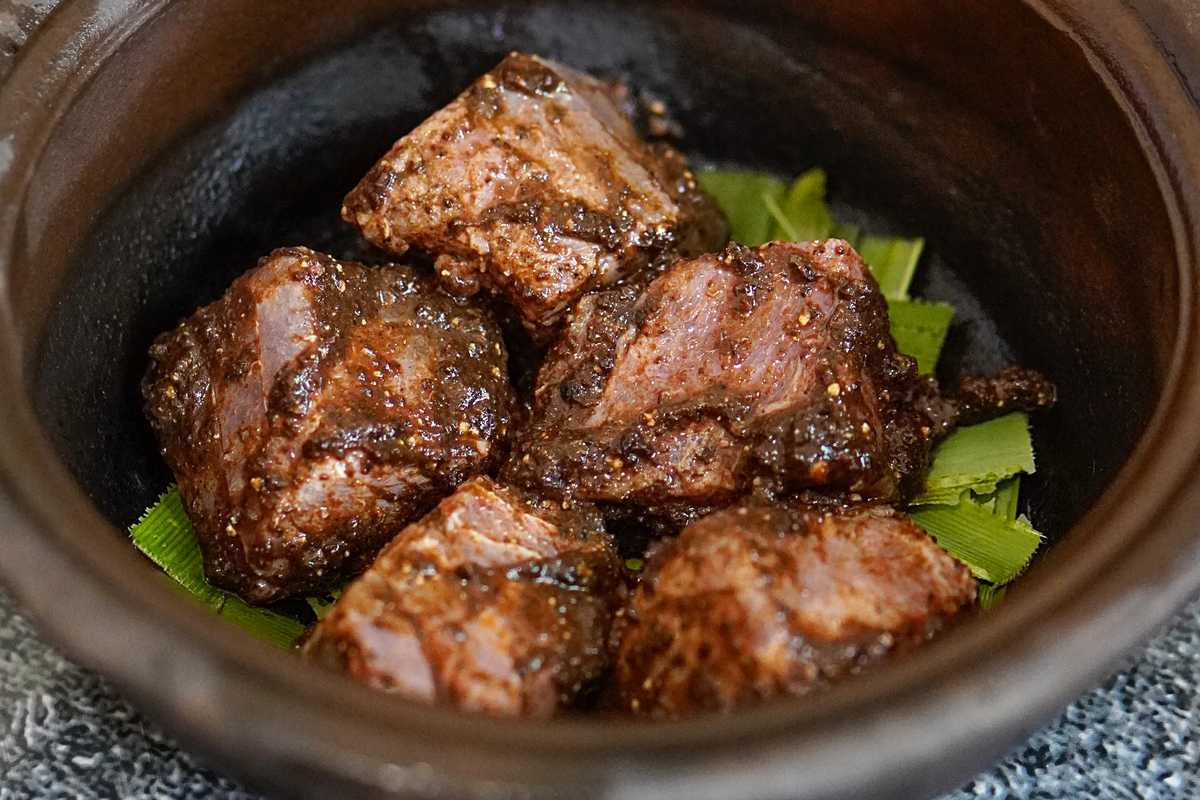 陶罐炖煮的香料鱼咖喱,配以新鲜的班兰叶