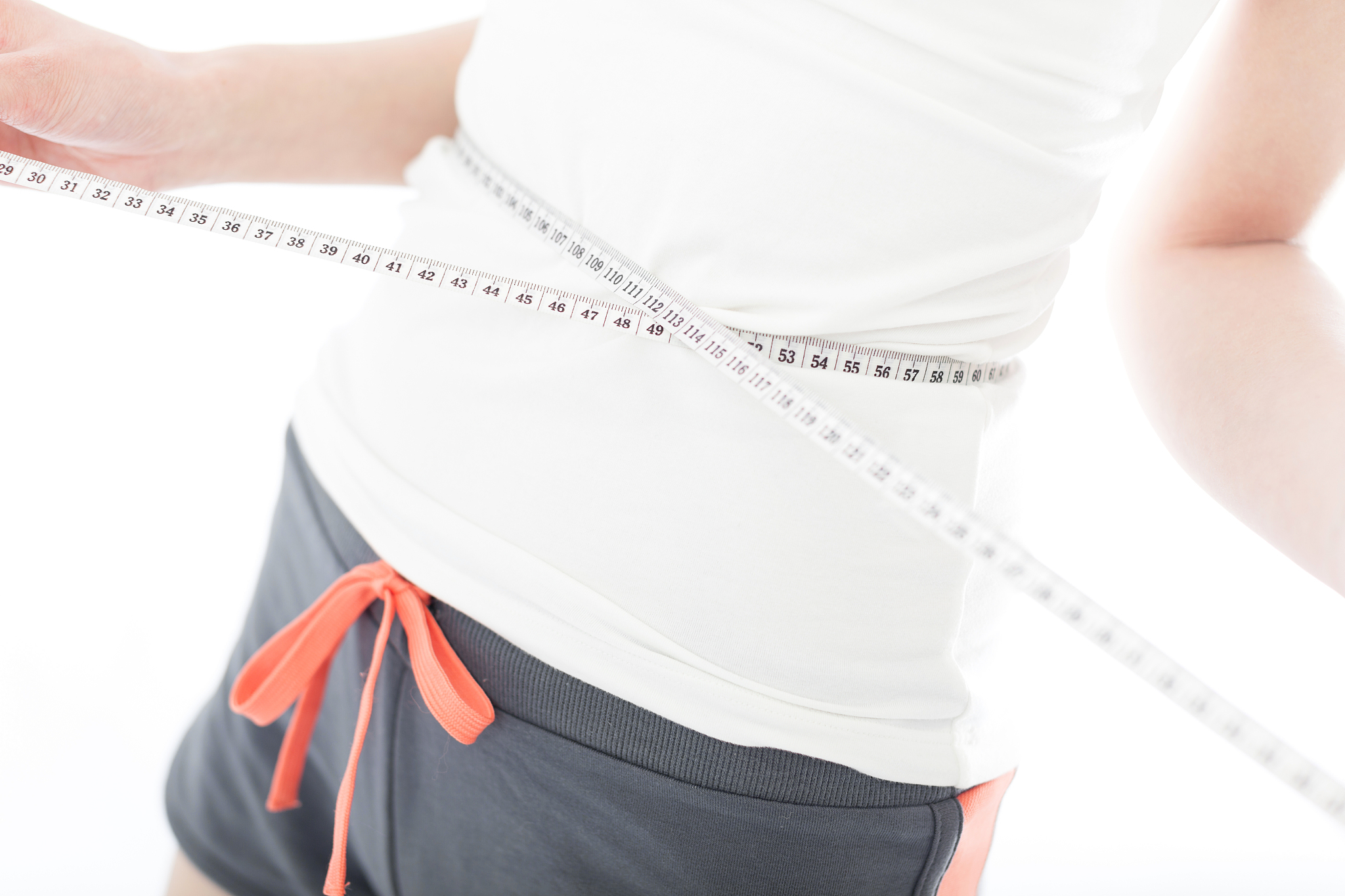 女生腰上两根绳子是内裤吗?，