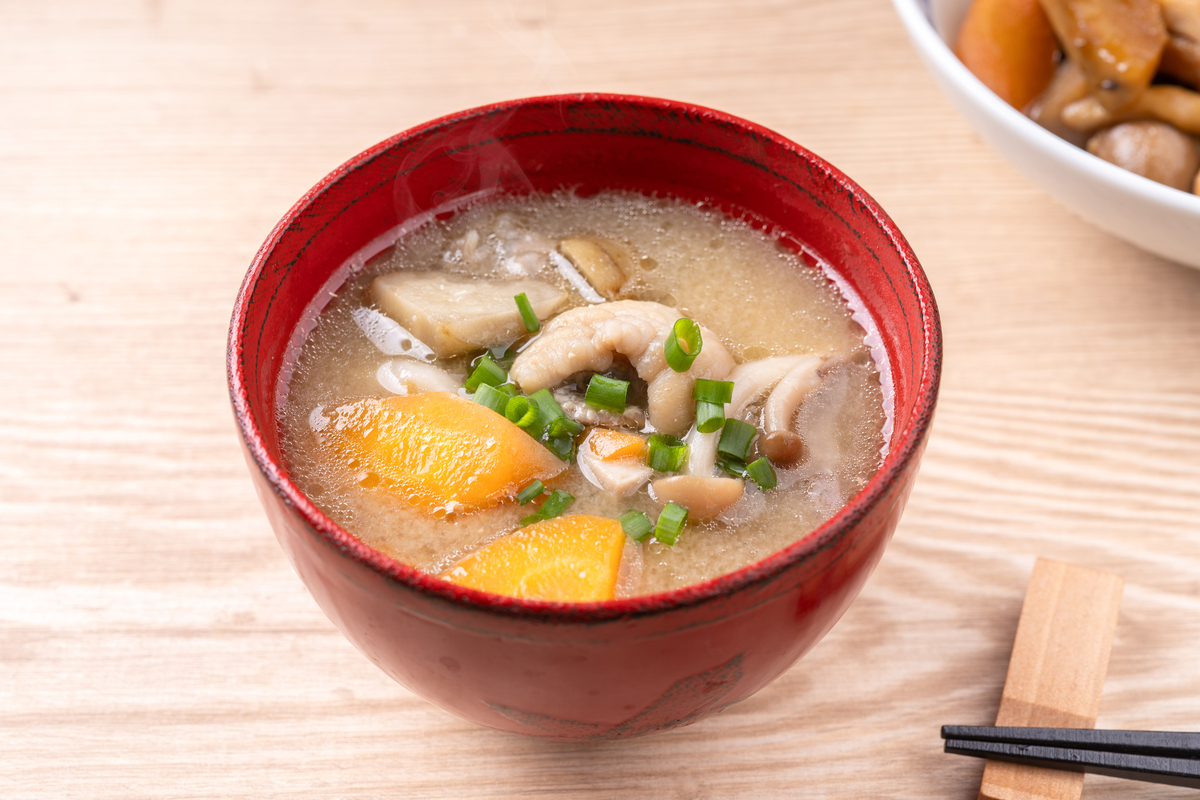 请根据下面的文案写一份相似的模板 描述更有代入感和诱惑力文字数量大致相同：春夏季多喝汤一年四季保平安这道汤鲜味美的白菜豆腐汤您一定要试试锅中油热打五个鸡蛋煎至六面金黄放姜丝加入开水是汤色浓白的关键用铲子将鸡蛋捣碎加入嫩豆腐火腿肠煮八分钟放入白菜叶盐鸡精调味撒葱花枸杞少许香油即可味道鲜美全家都爱喝