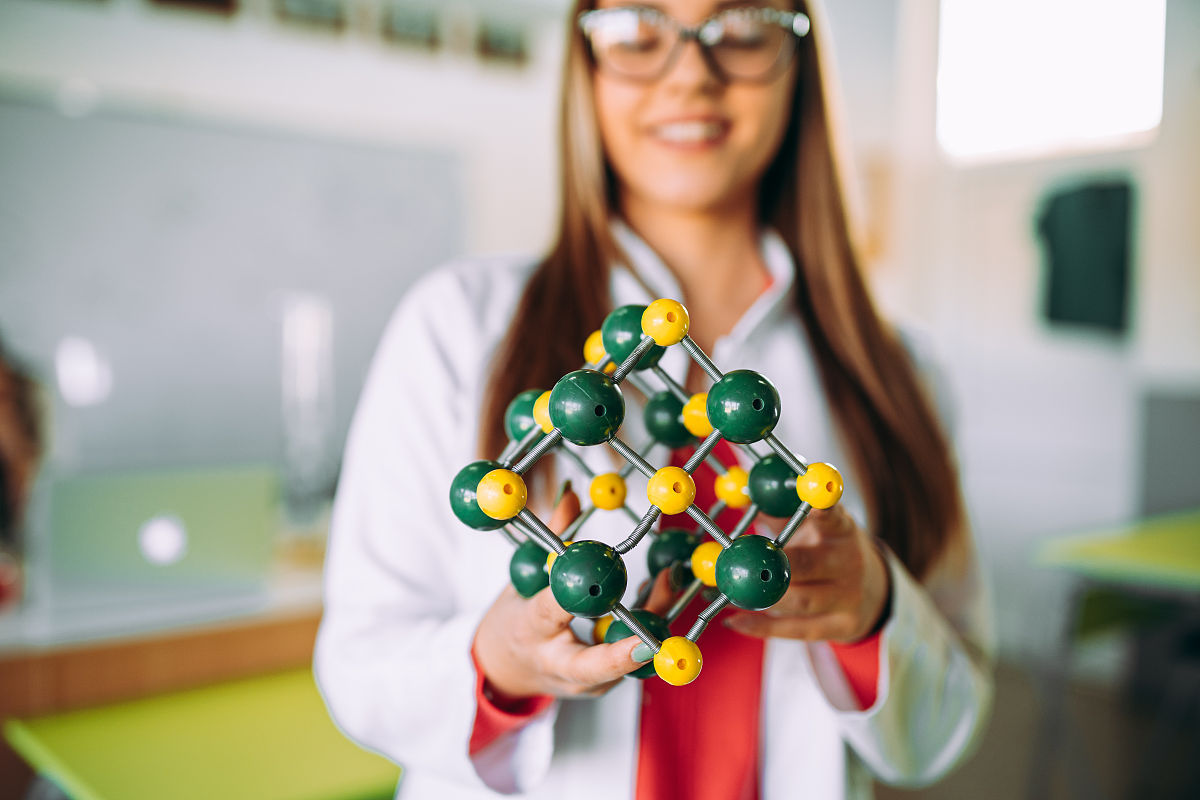 请利用学校图书馆的电子资源，上网查阅有关化学教学模式实践和研究的文章，列举你感兴趣的教学模式，并说明原因，以1～2个典型案例说明它是如何应用于化学教学，然后进行交流研讨。