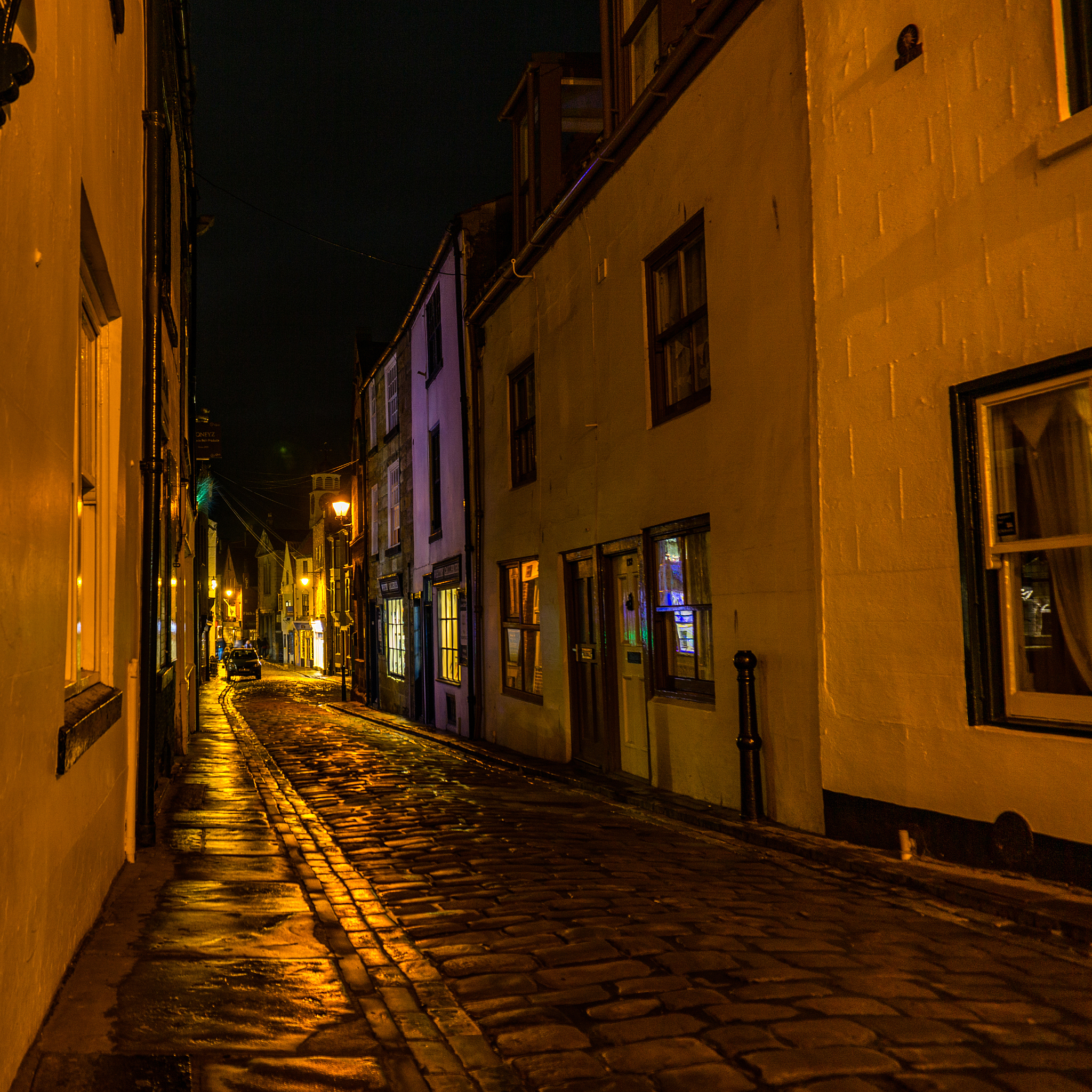 和老公一起吹着晚风走在夜晚的街巷感受夜晚中独特灯光四射的魅力