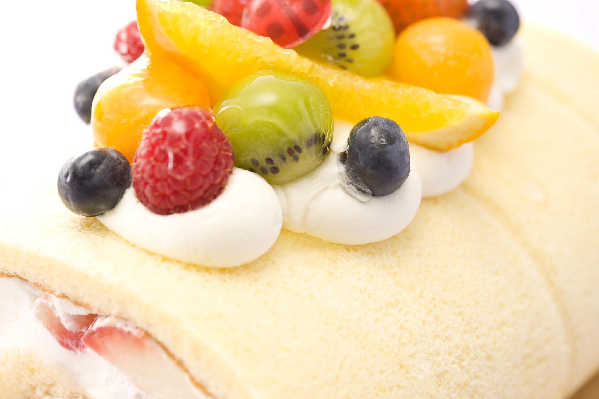 swiss roll with fresh fruits