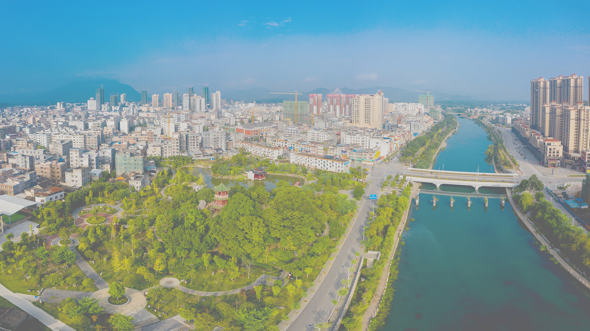 航拍贺州富江河畔钟山公园