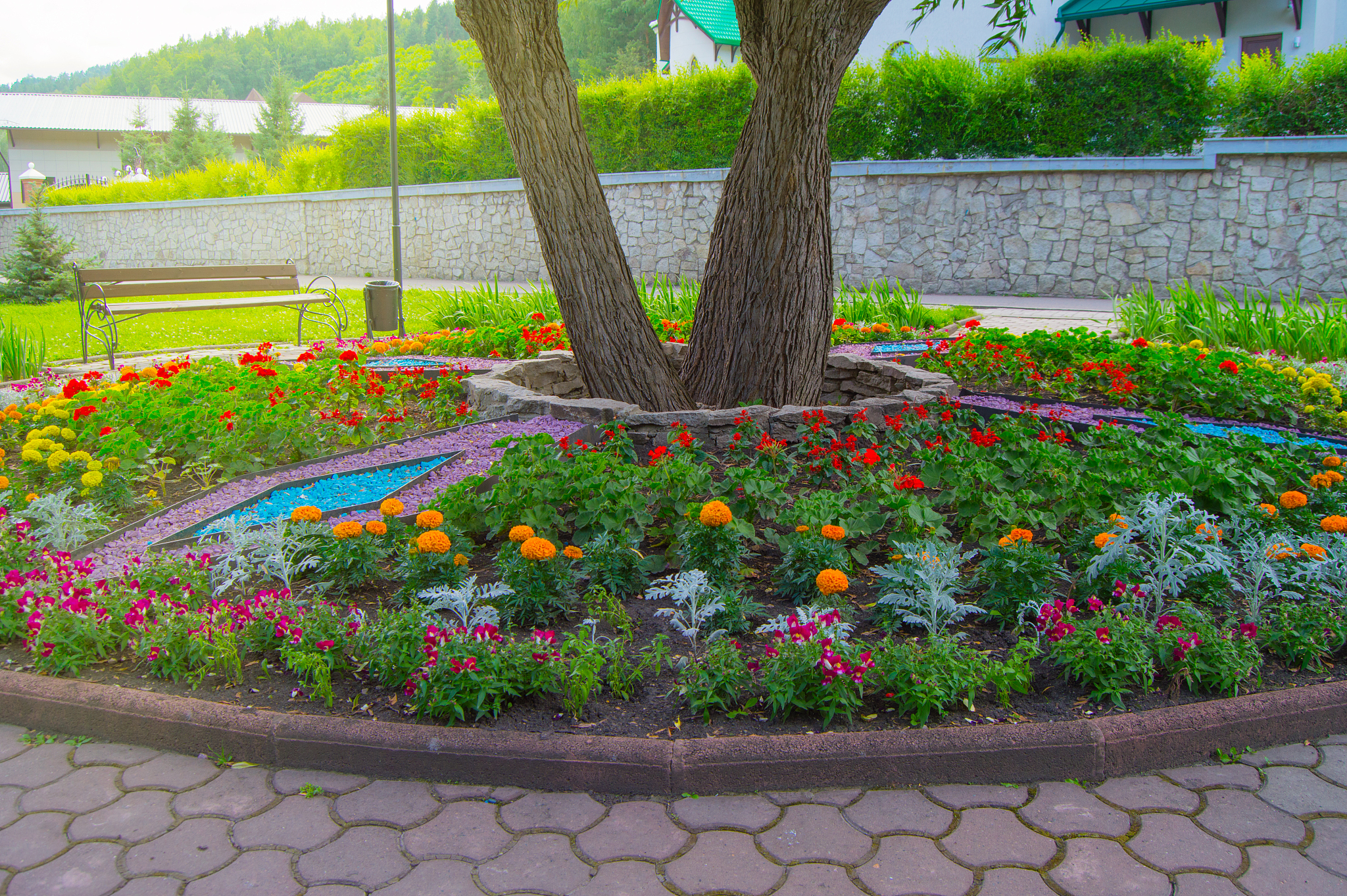 创意户外彩色斑点花池：隔离道路、打造层次感景观