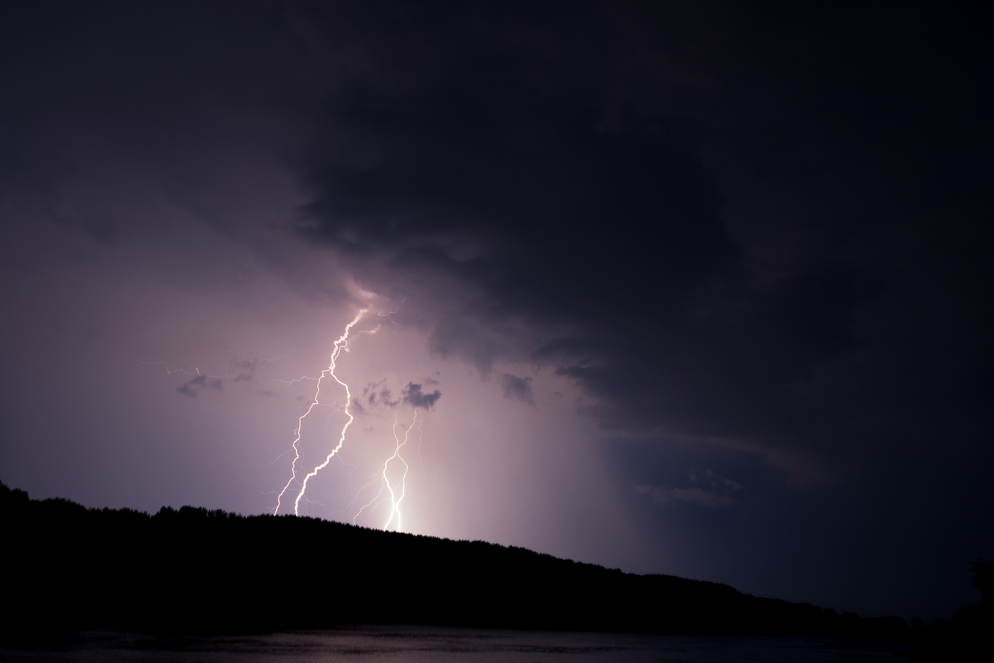 夏季常见自然现象：雨季、雷电、风暴和星空