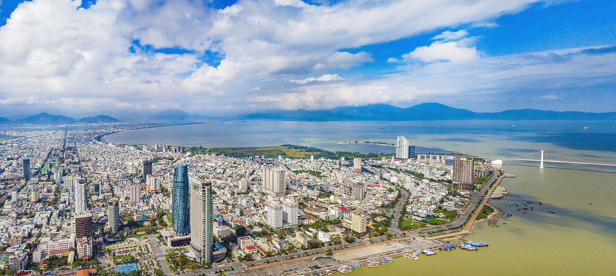 鸟瞰岘港市,这是一个非常著名的旅游目的地.
