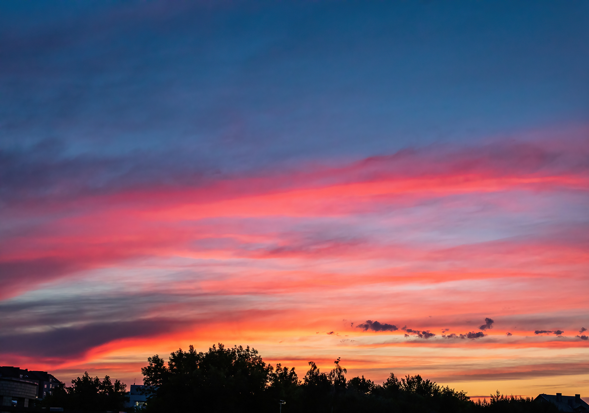 火烧云：夕阳下的壮丽奇观 - 成因、规律和意义