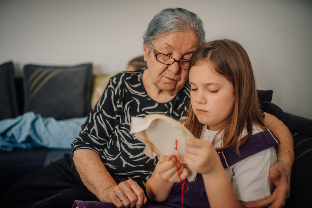 年轻人的深情拥抱：外婆的爱，生命的港湾