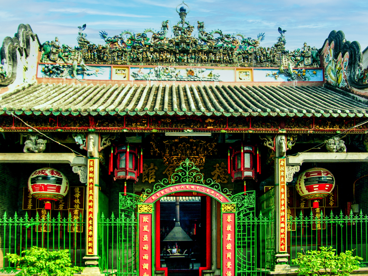 陈家祠,这座位于广州市老城区的广东传统建筑群,以其精美的建筑风格和