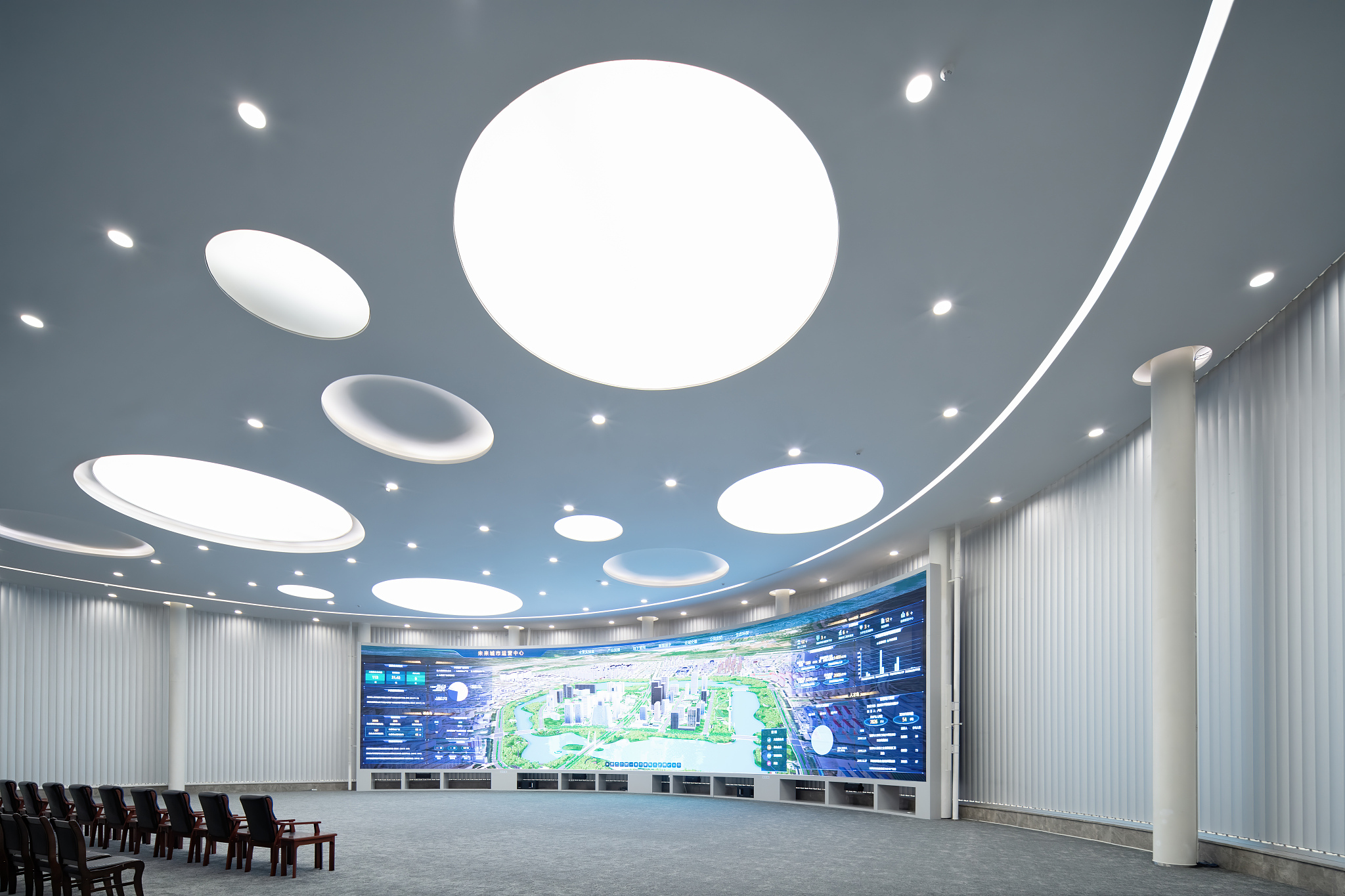 简述以下这段话：一适度超前布局增加设施能力冗余度增强系统可靠性合理预测市政基础设施负荷需求设施规划及用地控制适度超前地考虑远景的发展需求重要节点和关键设施适当冗余预控金鼎水质净化厂、金鼎燃气场站等设施用地为未来高新区西拓开发增长的市政负荷需求预留弹性空间。 二构建互联互通挖掘系统自适应性强化系统韧性构建多源供给多路保障系统调配应急安全源网灵活调配的应急保障体系：增设至香洲区供水连通干管加强区域联动