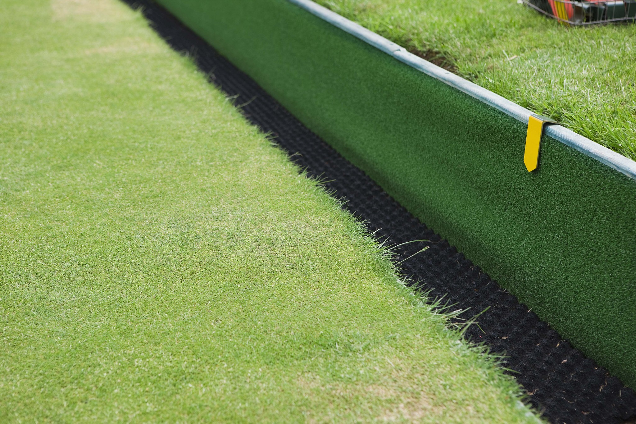 草皮交付与运动场地维护：确保球场最佳状态