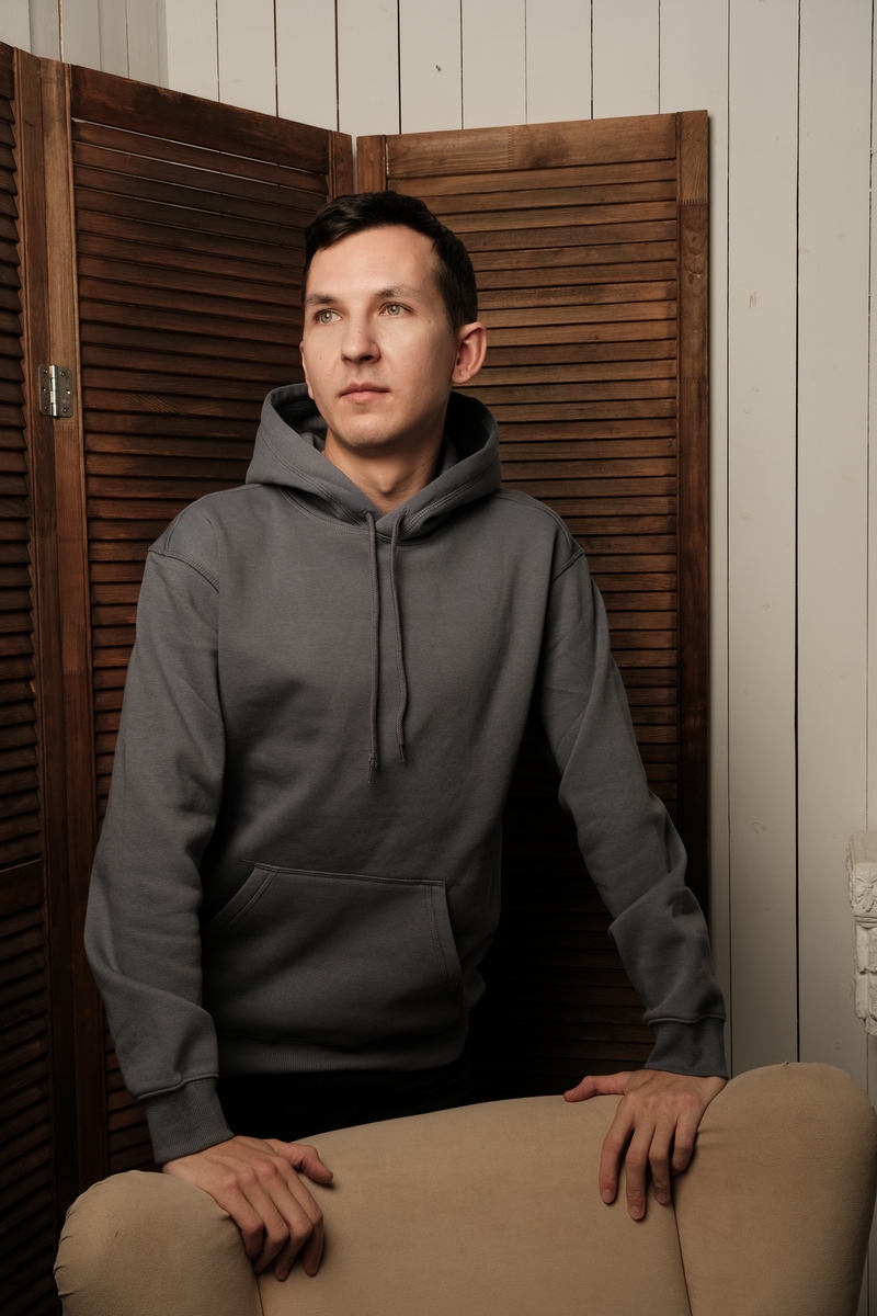 用美式英语写3条关于男士运动休闲连帽卫衣 黑色的好评以及其好评标题。结果格式为输出格式为：标题+：+好评内容。