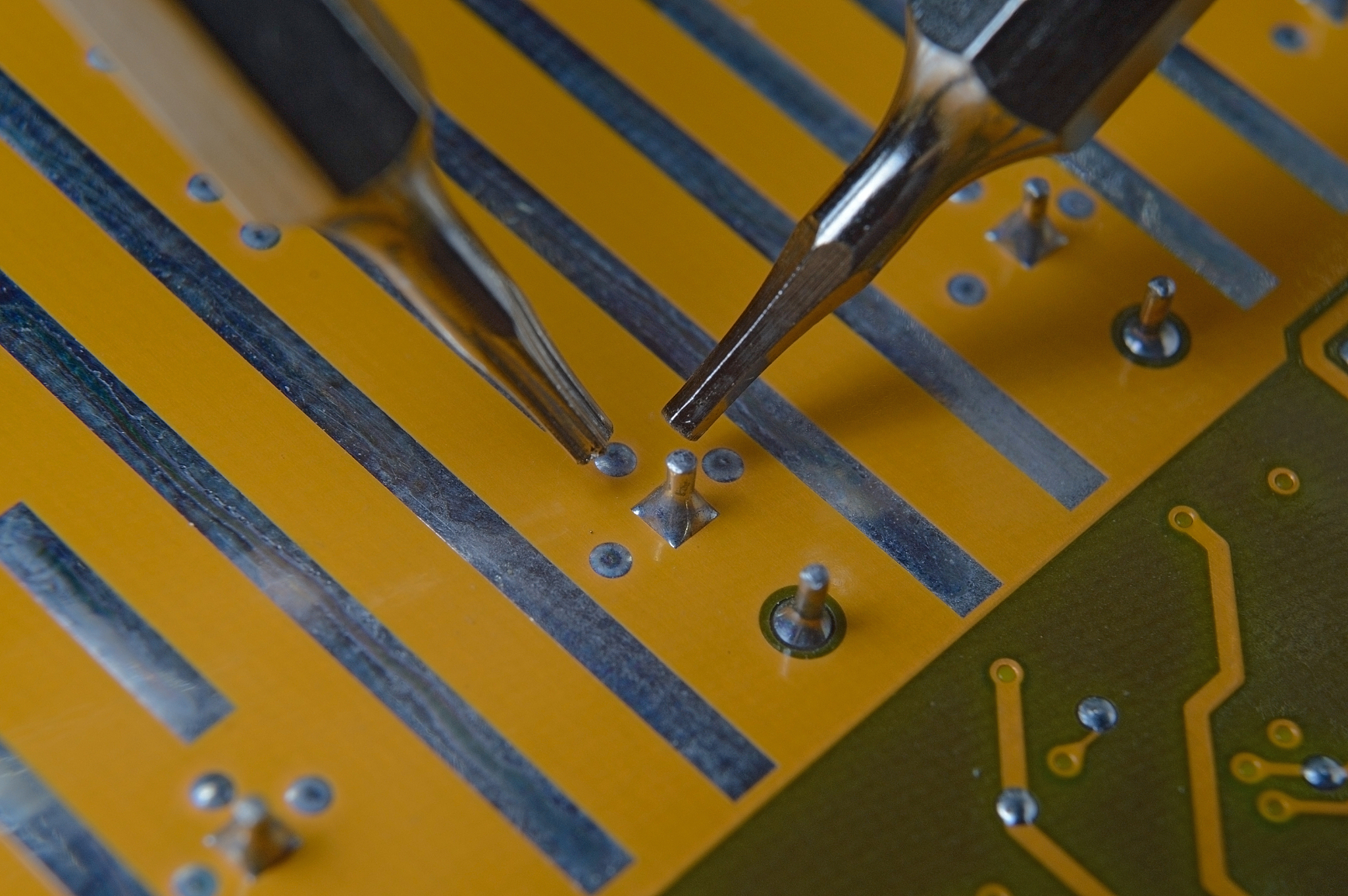 PCB板锣板工序精锣的作用帮我用110字详细描述